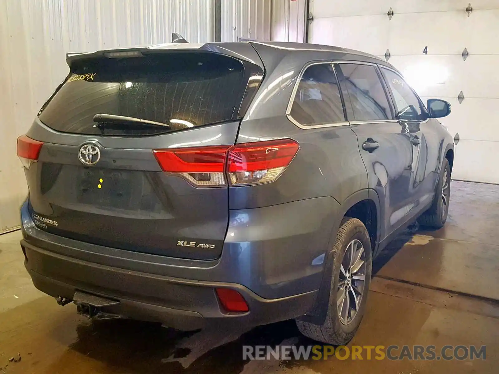 4 Photograph of a damaged car 5TDJZRFH9KS995051 TOYOTA HIGHLANDER 2019