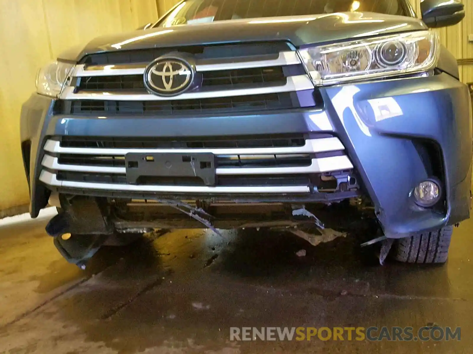 9 Photograph of a damaged car 5TDJZRFH9KS995051 TOYOTA HIGHLANDER 2019