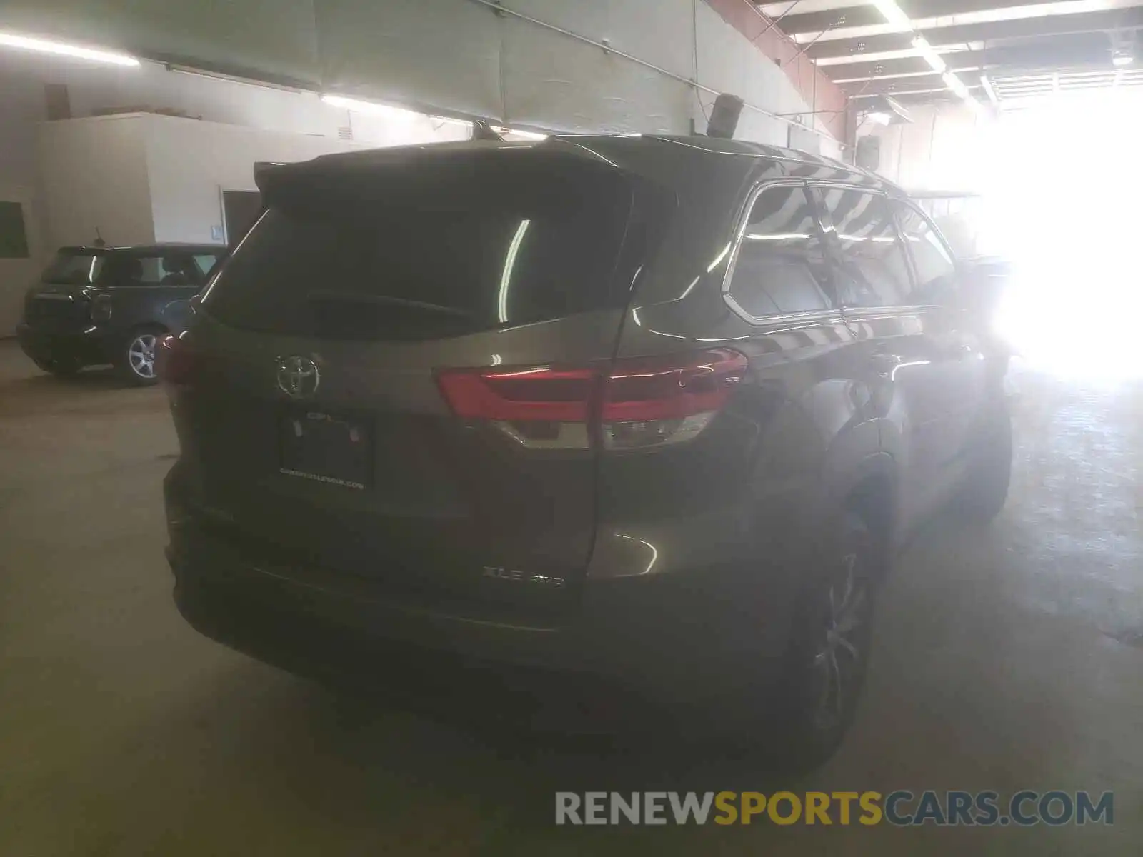 4 Photograph of a damaged car 5TDJZRFH9KS998824 TOYOTA HIGHLANDER 2019