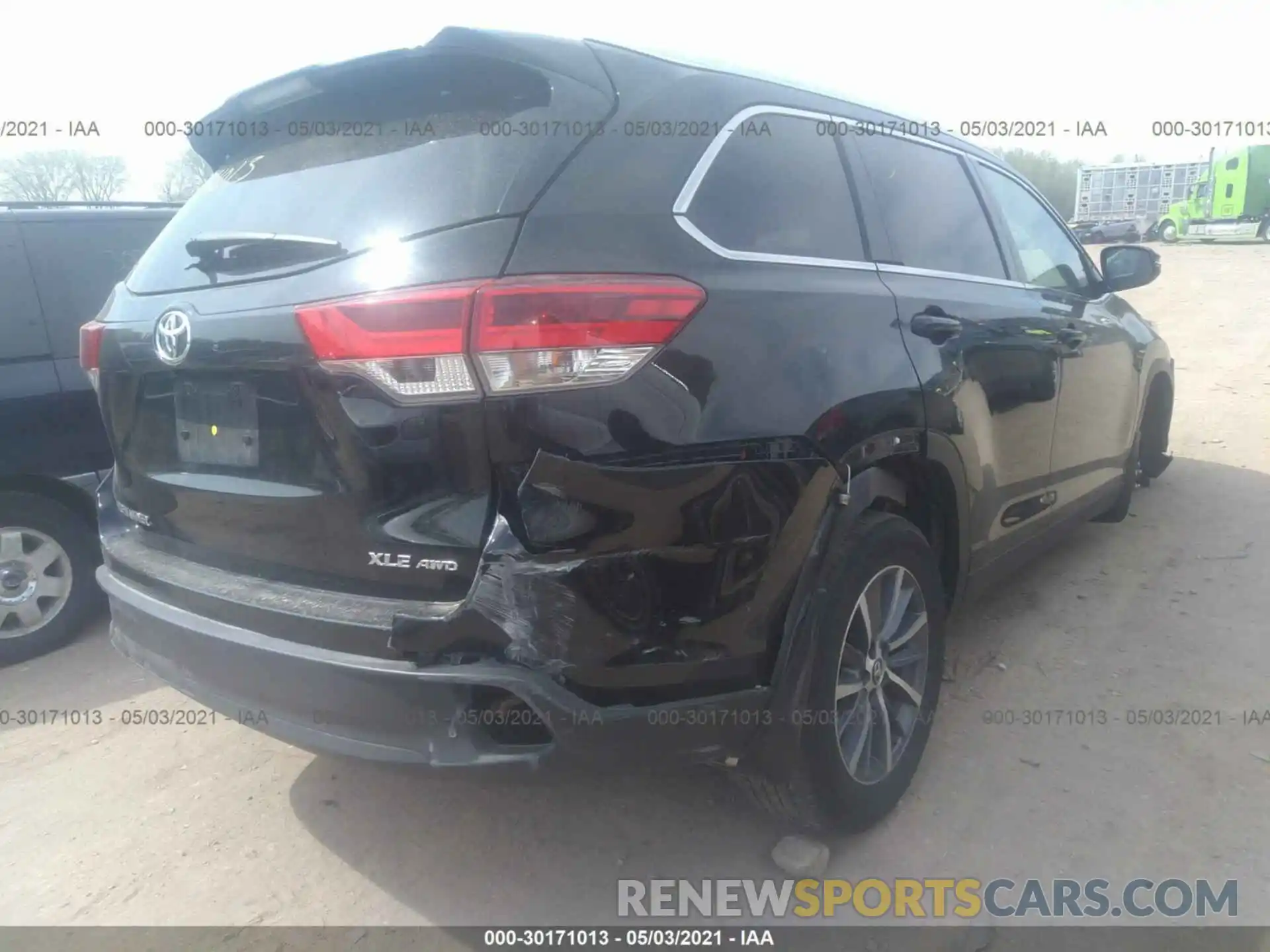 4 Photograph of a damaged car 5TDJZRFH9KS999326 TOYOTA HIGHLANDER 2019