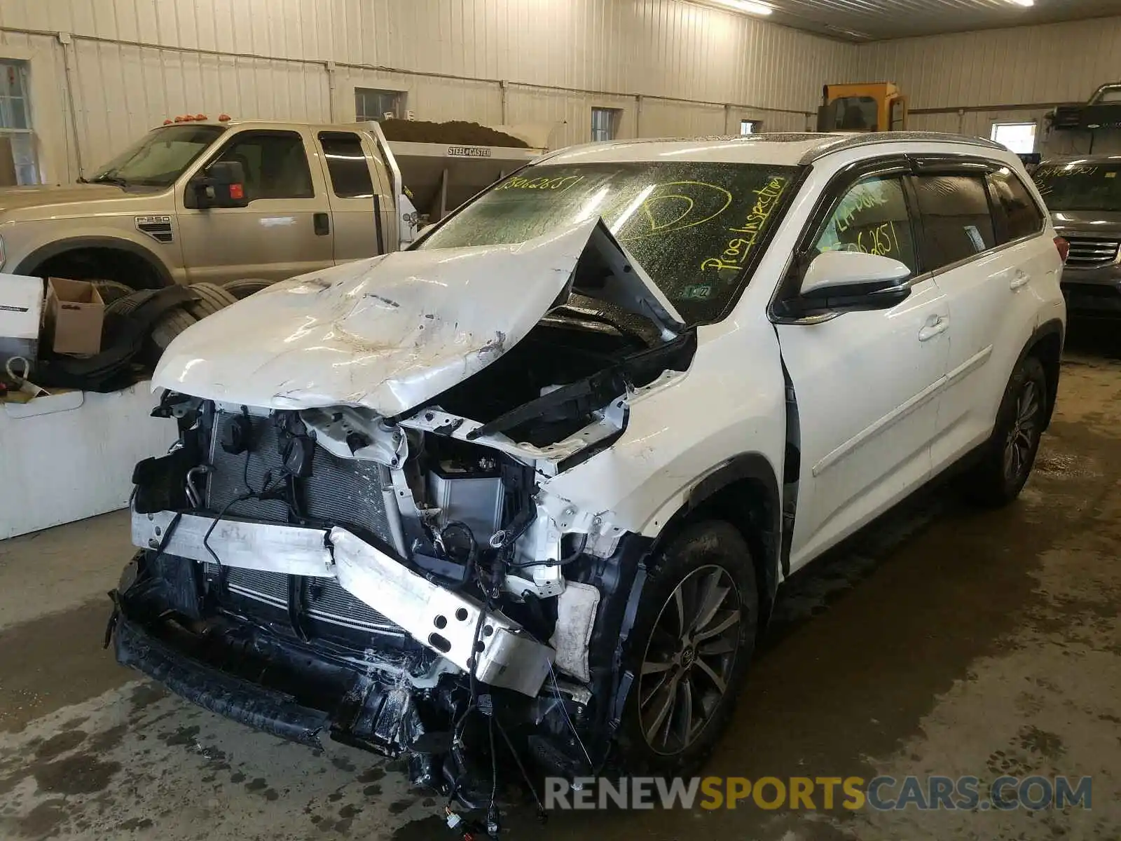 2 Photograph of a damaged car 5TDJZRFHXKS566131 TOYOTA HIGHLANDER 2019