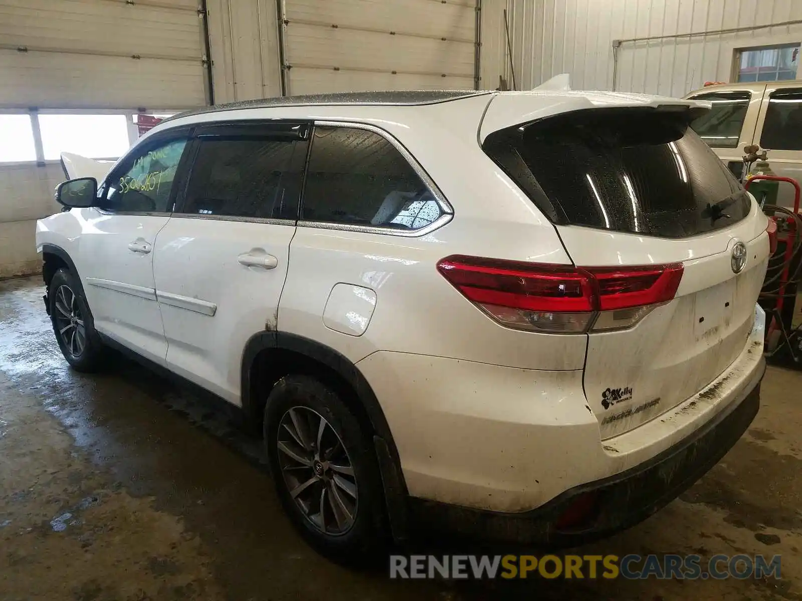 3 Photograph of a damaged car 5TDJZRFHXKS566131 TOYOTA HIGHLANDER 2019