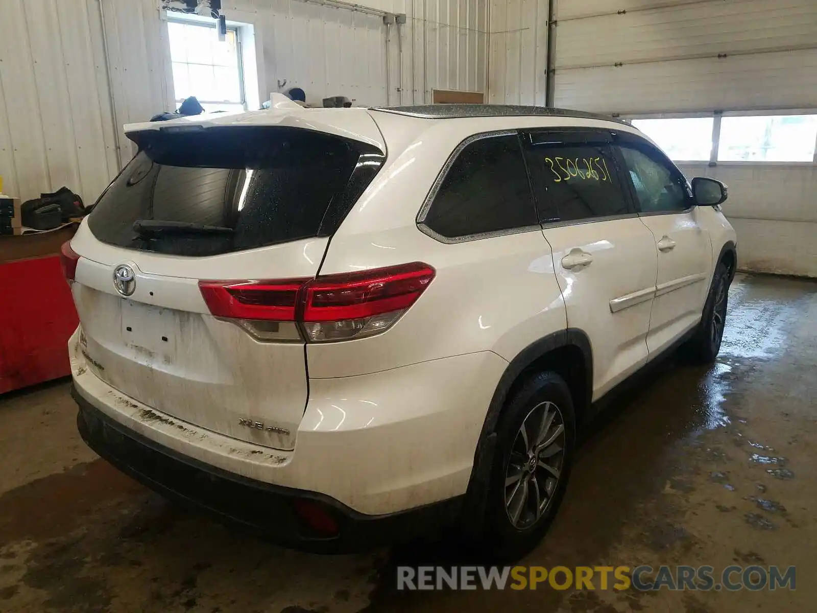 4 Photograph of a damaged car 5TDJZRFHXKS566131 TOYOTA HIGHLANDER 2019