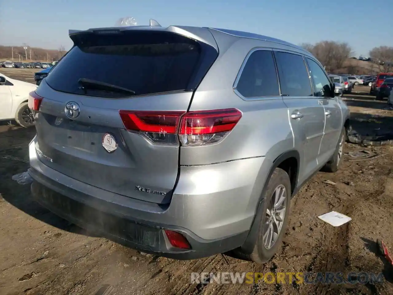 4 Photograph of a damaged car 5TDJZRFHXKS566386 TOYOTA HIGHLANDER 2019