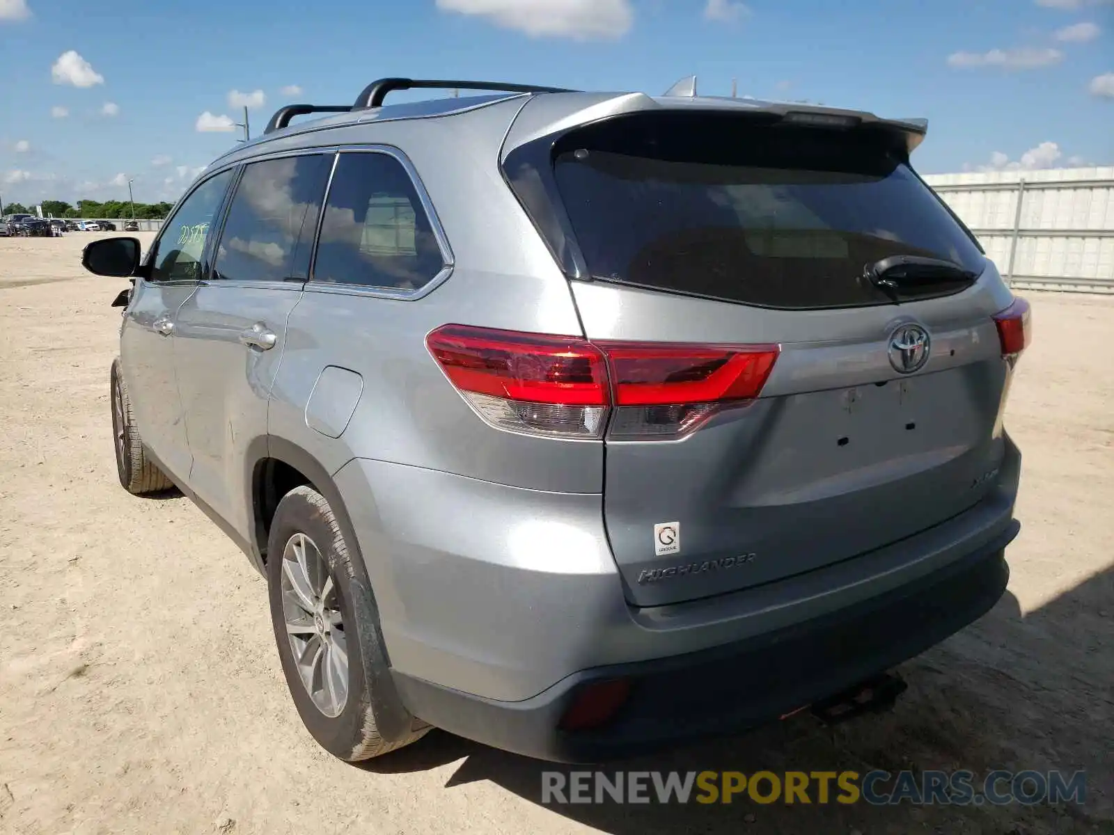 3 Photograph of a damaged car 5TDJZRFHXKS566629 TOYOTA HIGHLANDER 2019