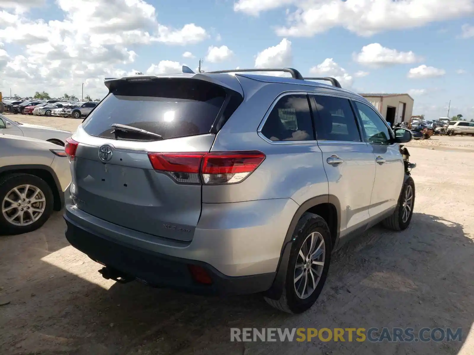 4 Photograph of a damaged car 5TDJZRFHXKS566629 TOYOTA HIGHLANDER 2019