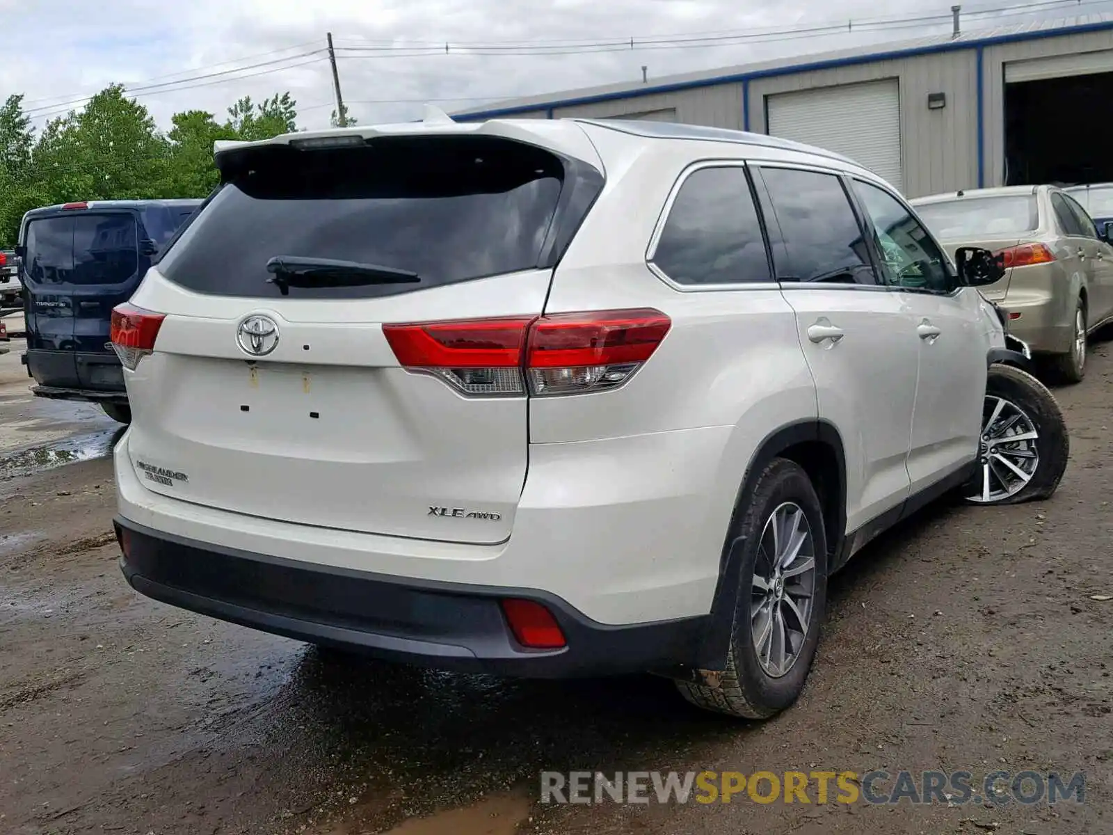 4 Photograph of a damaged car 5TDJZRFHXKS567599 TOYOTA HIGHLANDER 2019