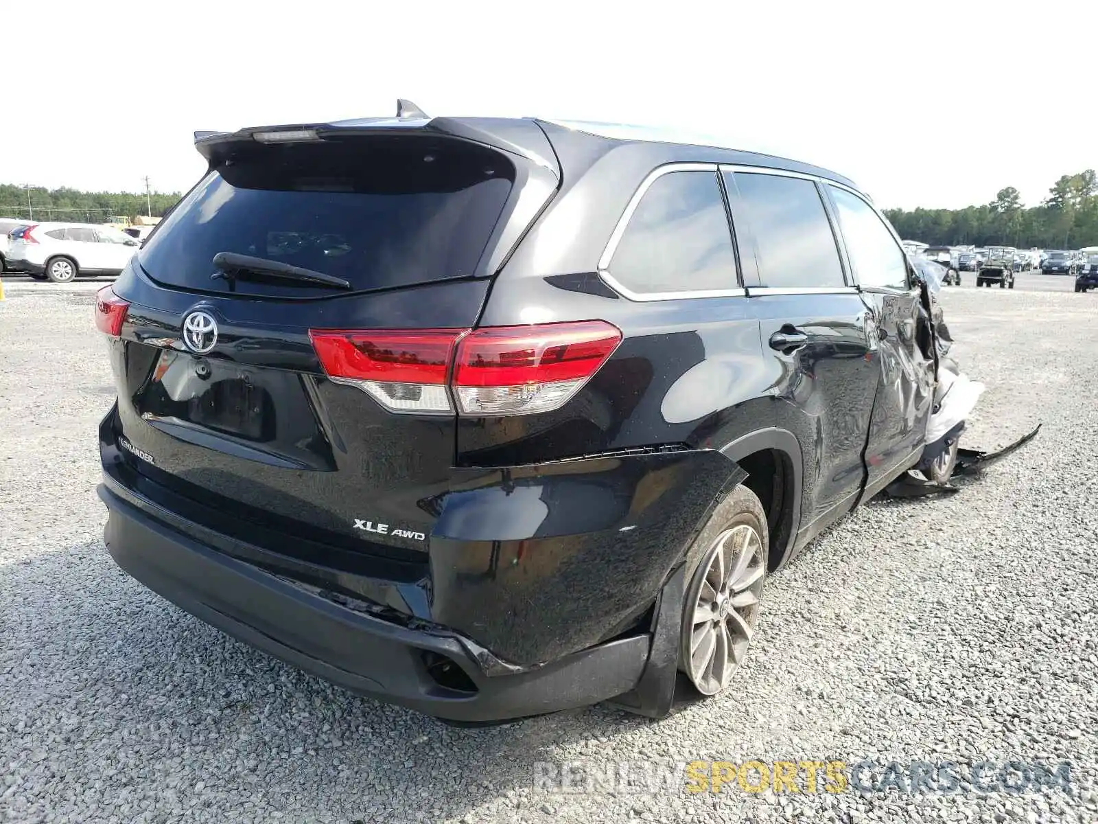 4 Photograph of a damaged car 5TDJZRFHXKS567960 TOYOTA HIGHLANDER 2019