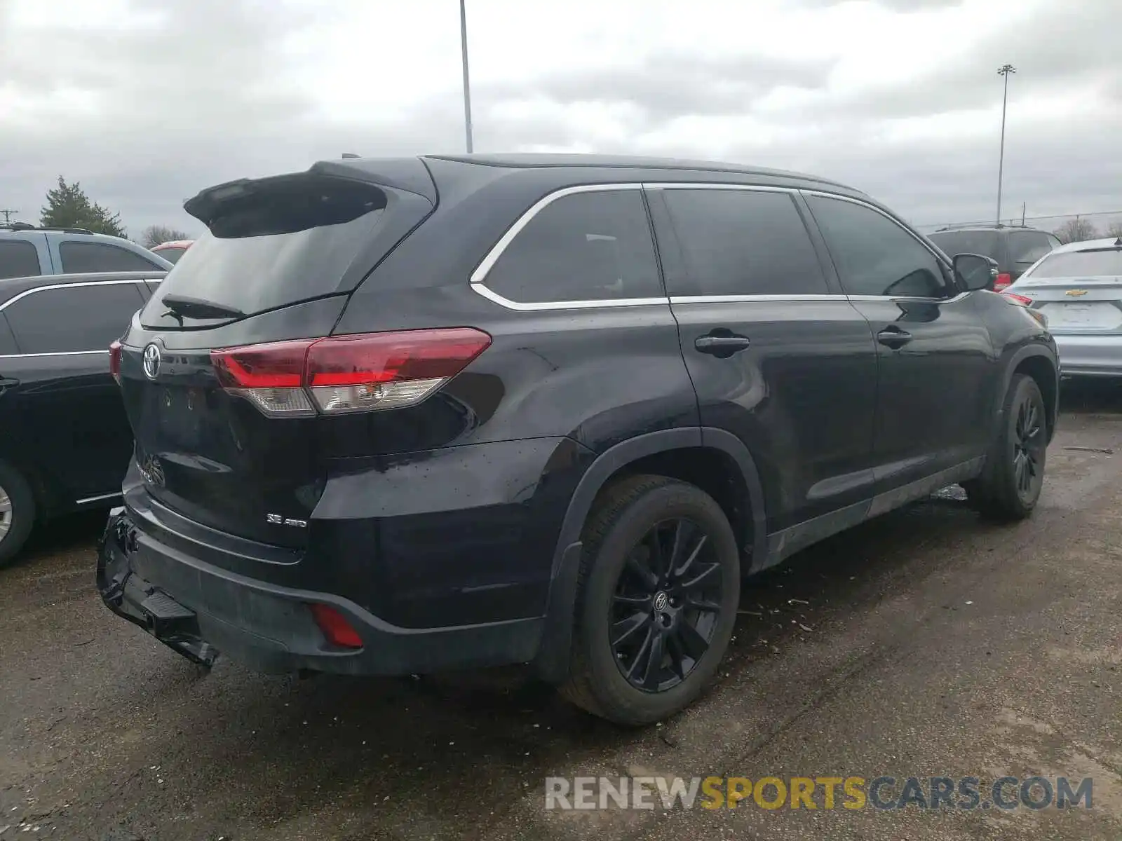 4 Photograph of a damaged car 5TDJZRFHXKS568090 TOYOTA HIGHLANDER 2019