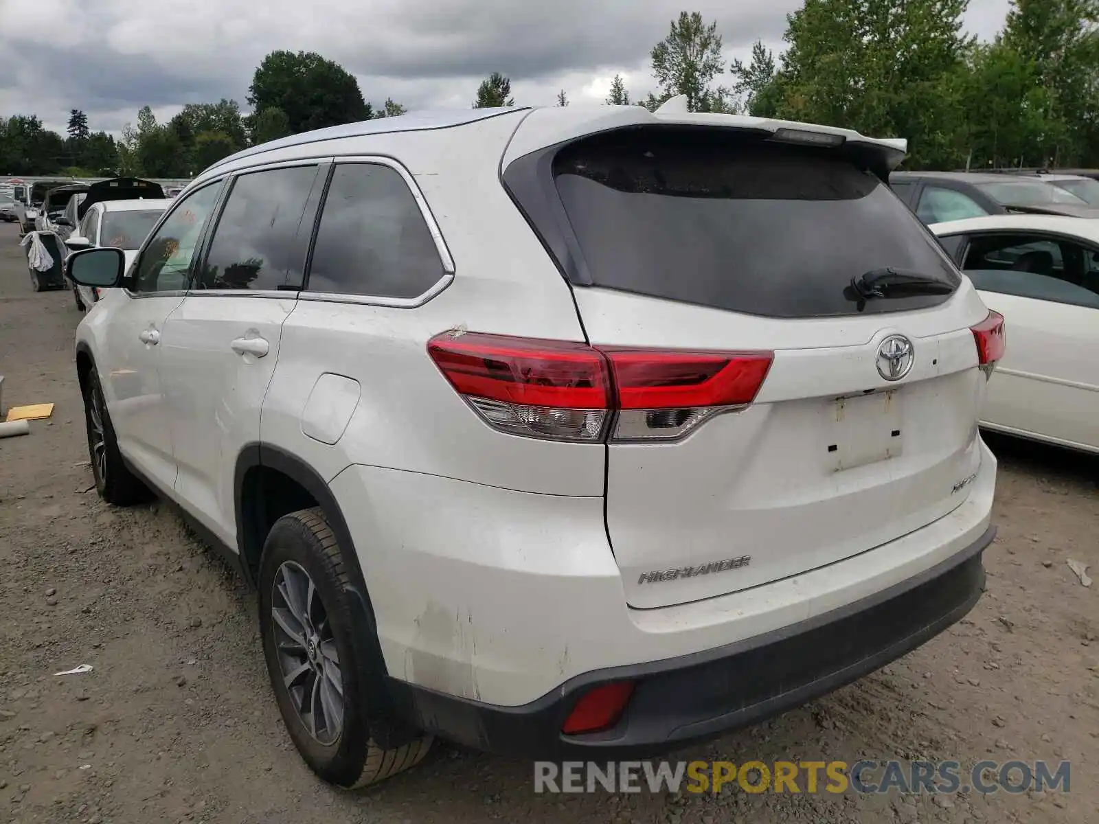 3 Photograph of a damaged car 5TDJZRFHXKS569627 TOYOTA HIGHLANDER 2019