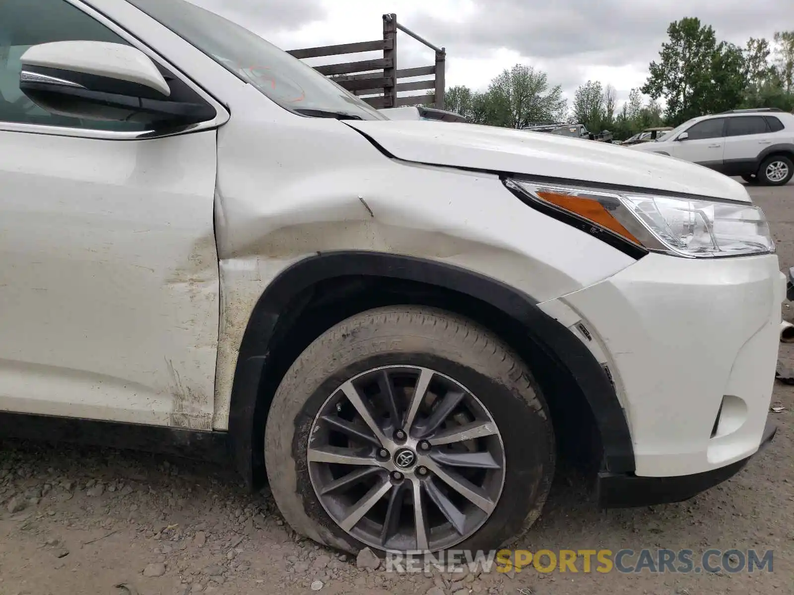 9 Photograph of a damaged car 5TDJZRFHXKS569627 TOYOTA HIGHLANDER 2019