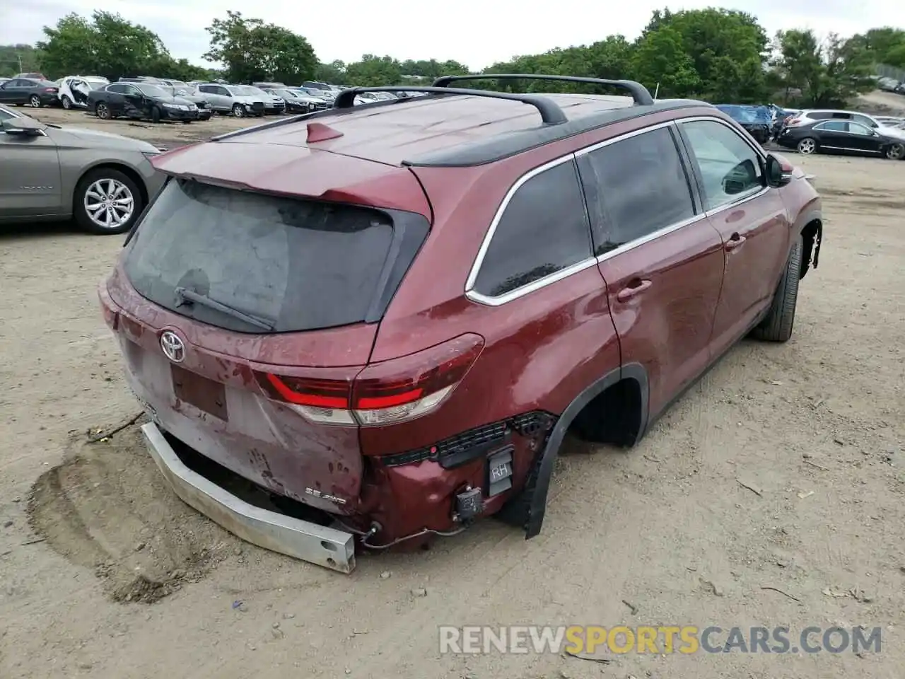 4 Photograph of a damaged car 5TDJZRFHXKS572950 TOYOTA HIGHLANDER 2019