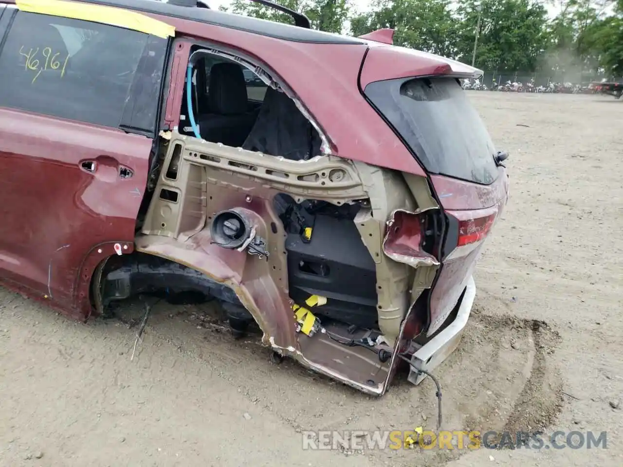 9 Photograph of a damaged car 5TDJZRFHXKS572950 TOYOTA HIGHLANDER 2019