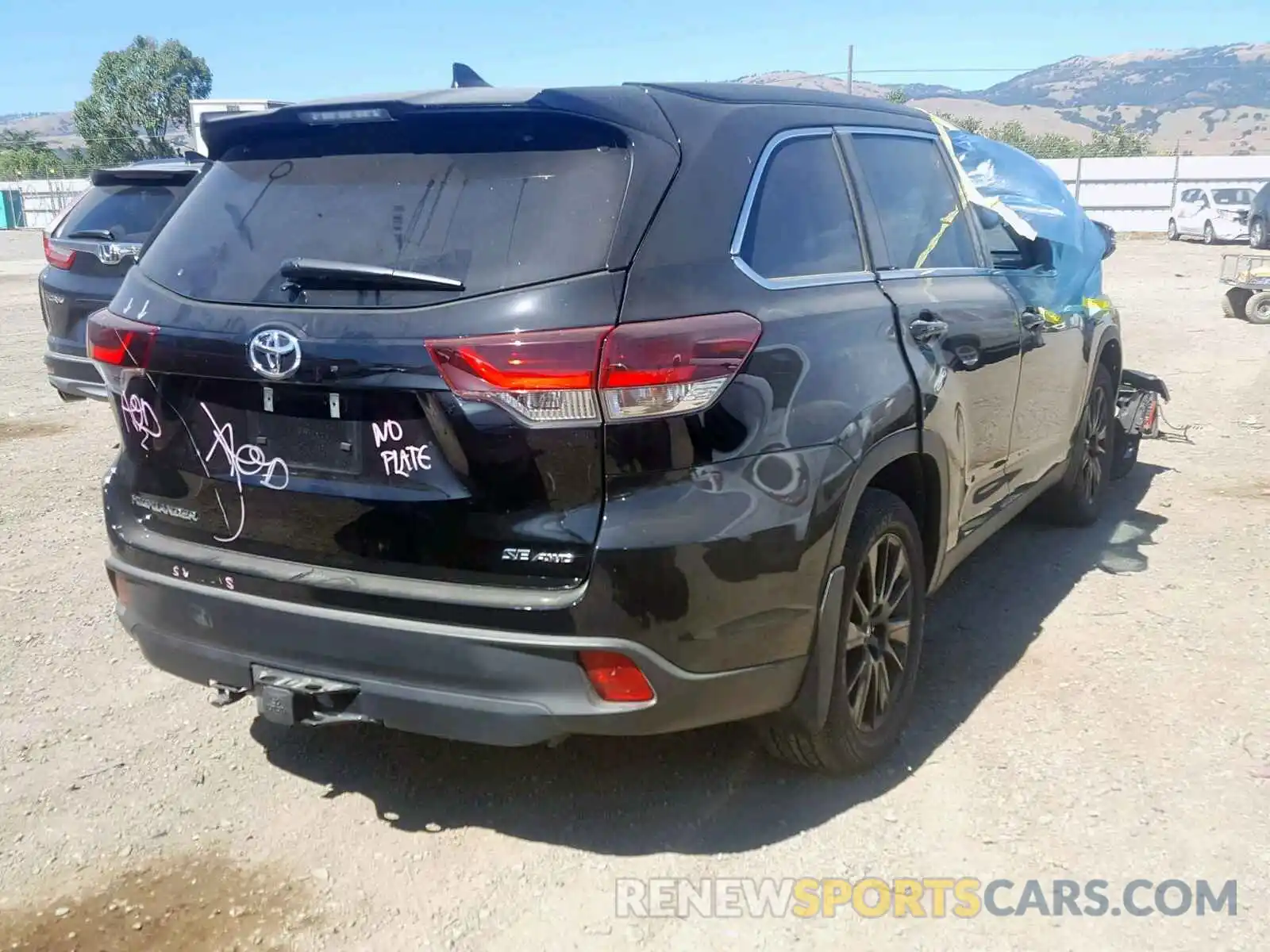 4 Photograph of a damaged car 5TDJZRFHXKS573208 TOYOTA HIGHLANDER 2019