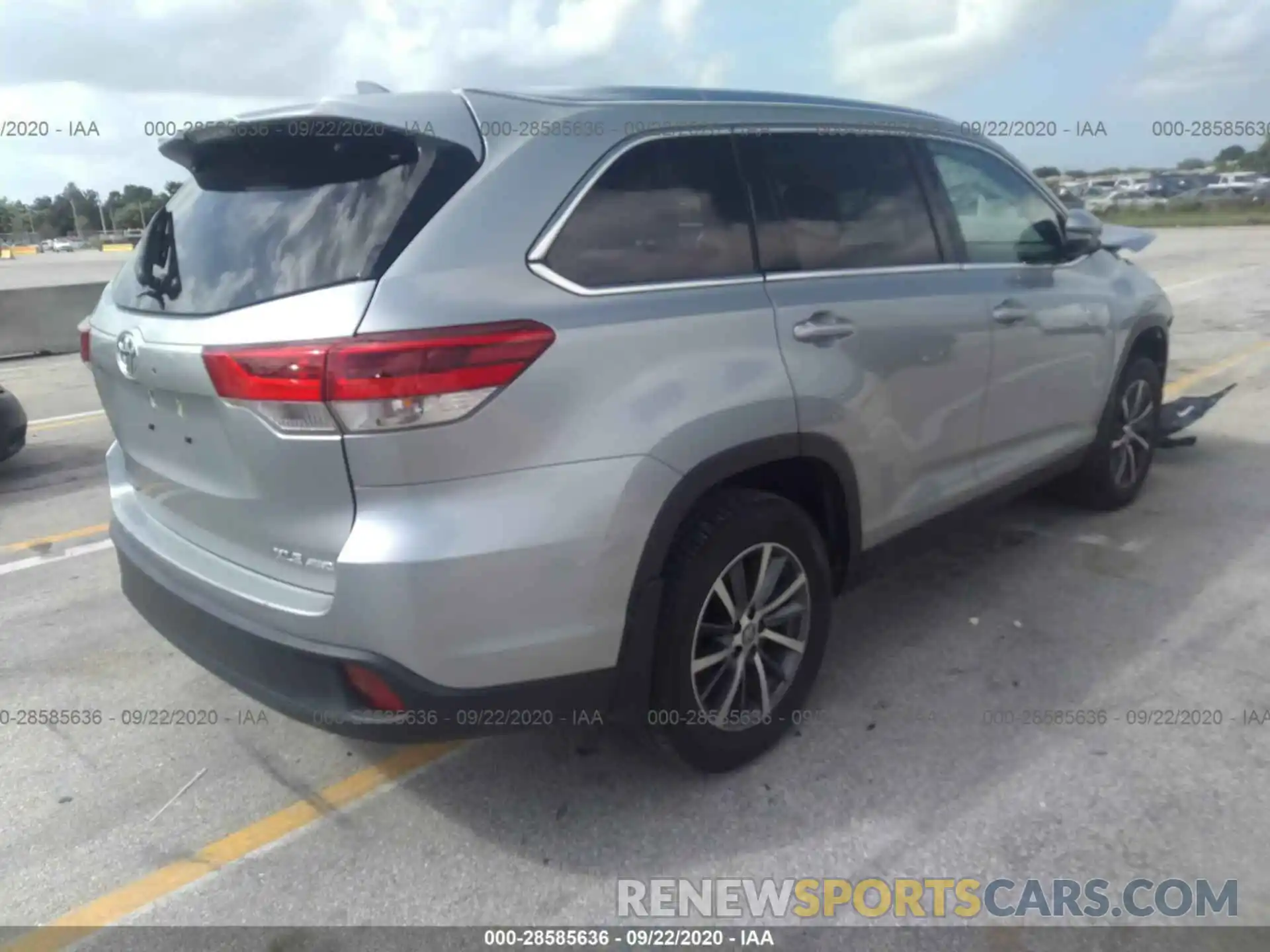 4 Photograph of a damaged car 5TDJZRFHXKS573340 TOYOTA HIGHLANDER 2019