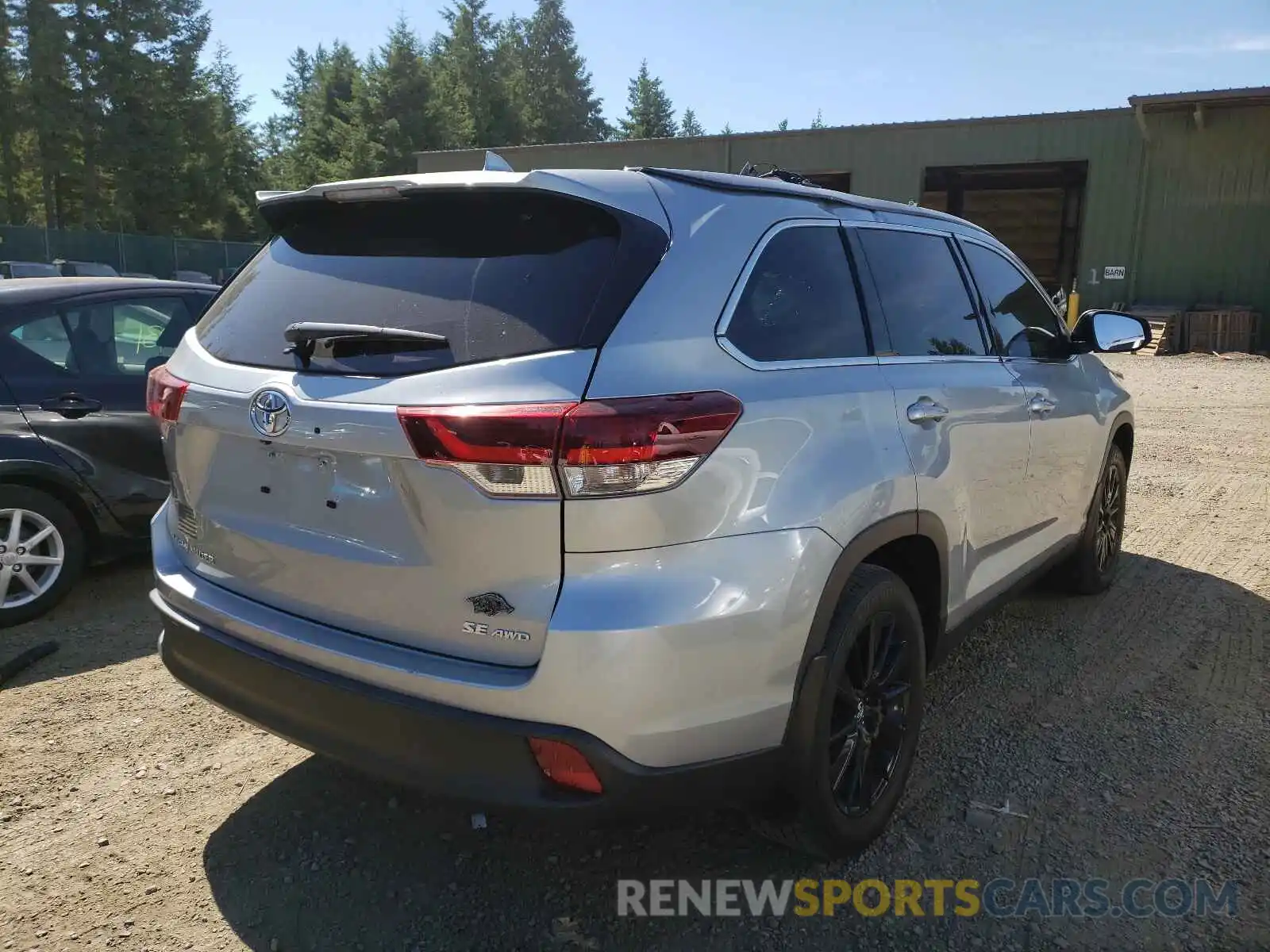 4 Photograph of a damaged car 5TDJZRFHXKS573631 TOYOTA HIGHLANDER 2019