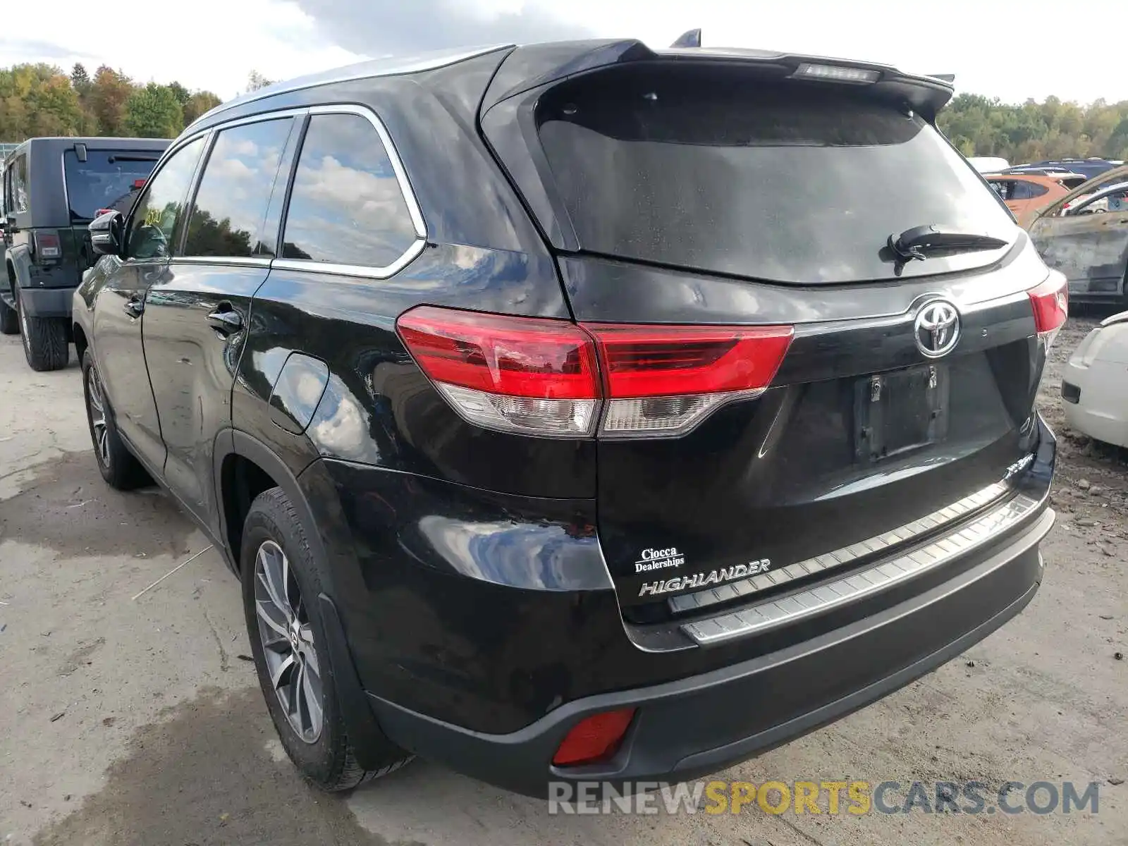 3 Photograph of a damaged car 5TDJZRFHXKS573936 TOYOTA HIGHLANDER 2019