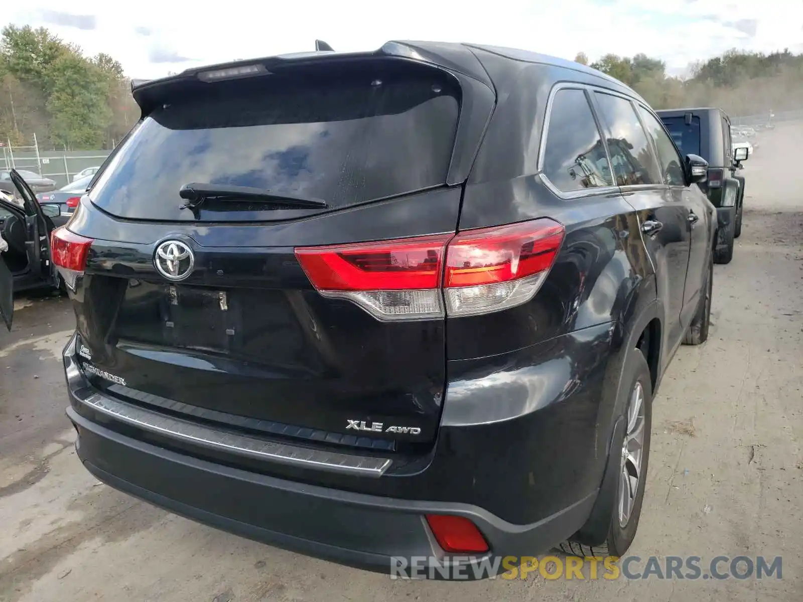 4 Photograph of a damaged car 5TDJZRFHXKS573936 TOYOTA HIGHLANDER 2019