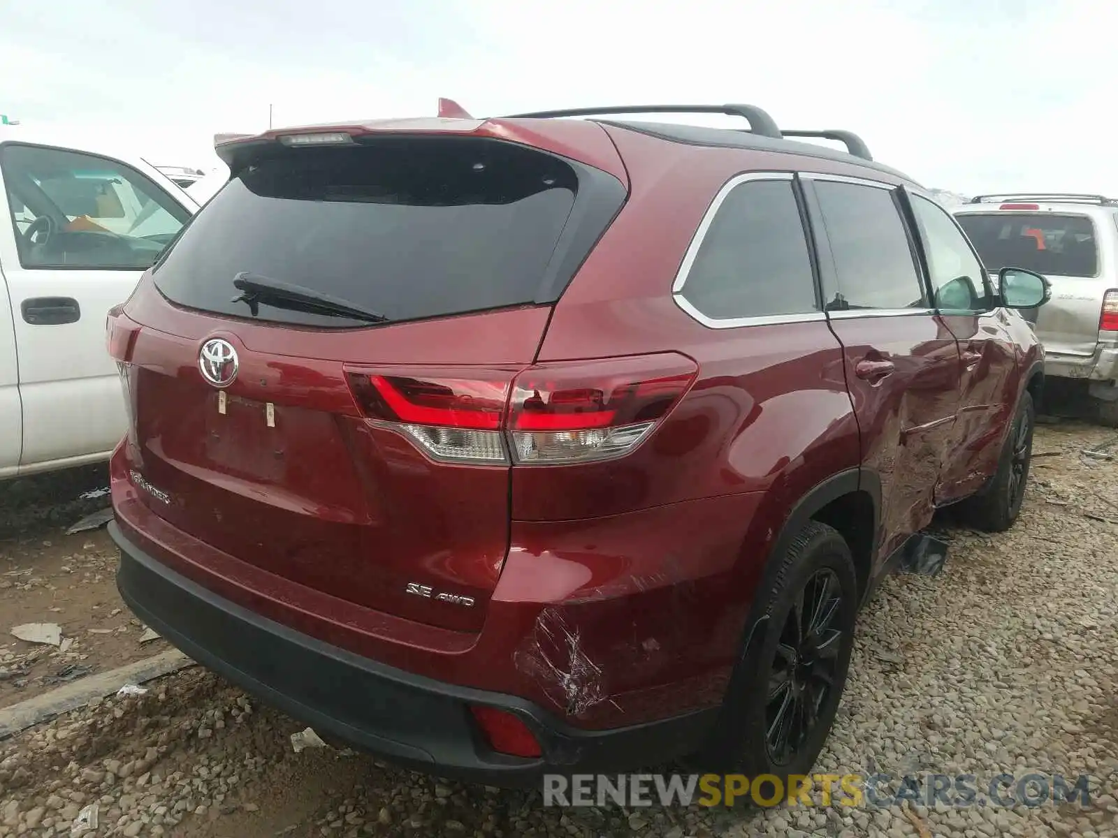 4 Photograph of a damaged car 5TDJZRFHXKS574228 TOYOTA HIGHLANDER 2019