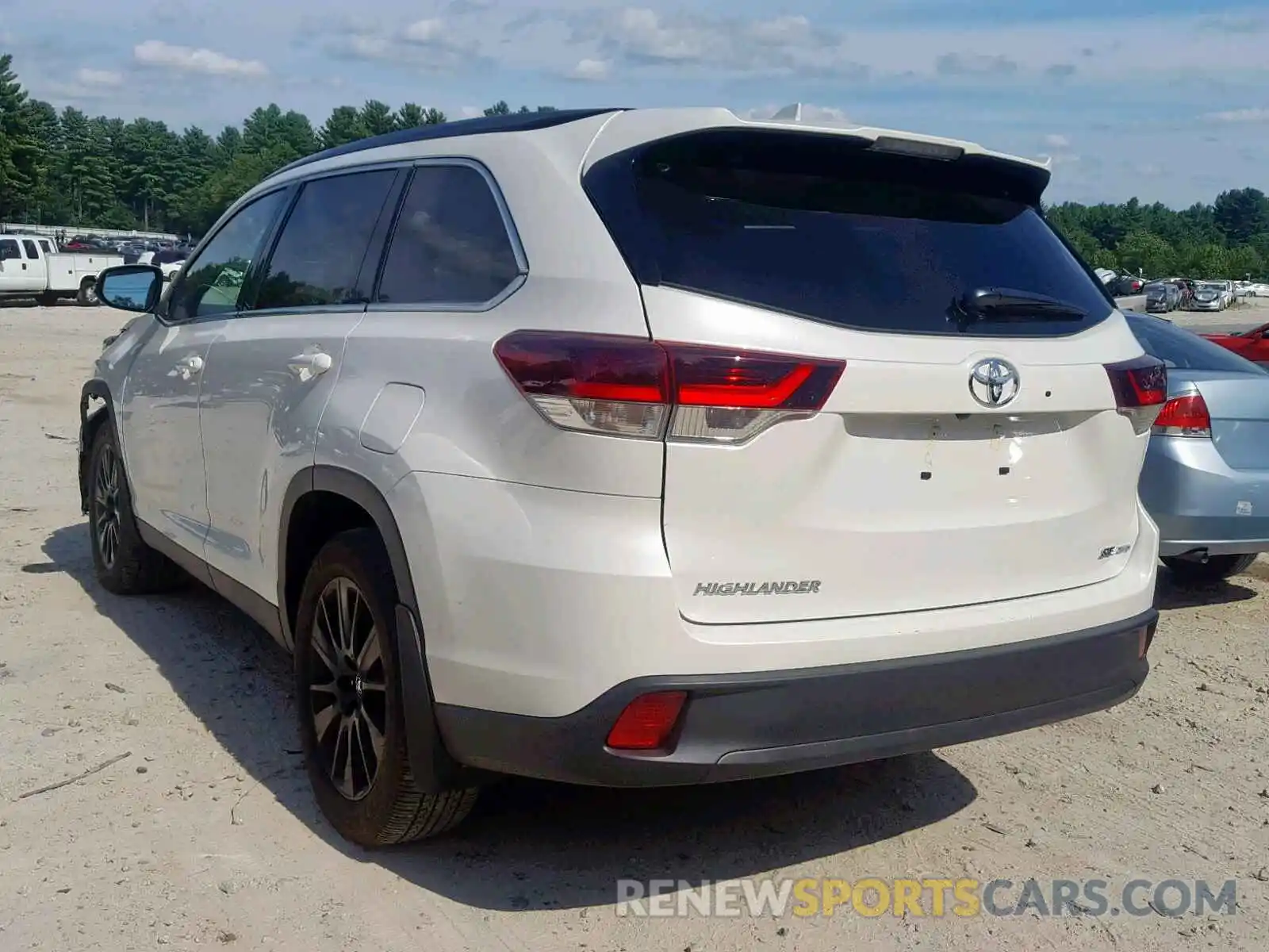 3 Photograph of a damaged car 5TDJZRFHXKS575041 TOYOTA HIGHLANDER 2019