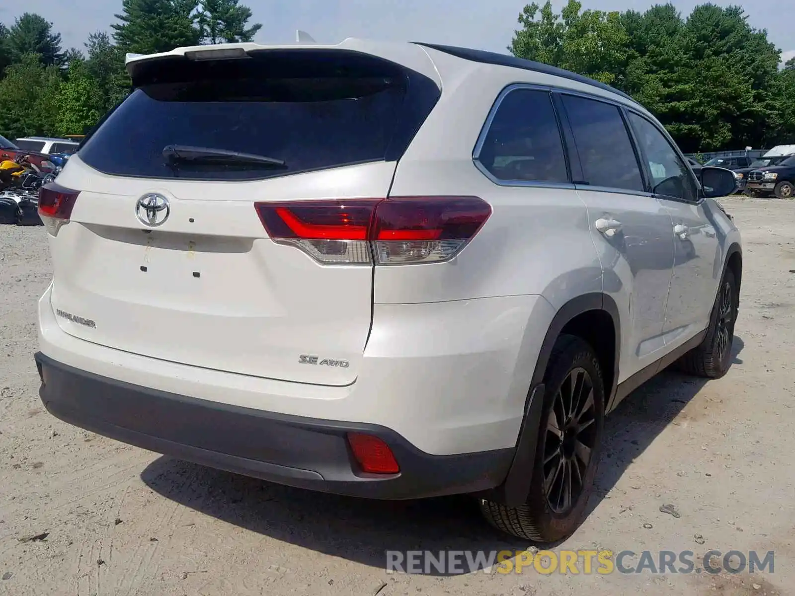 4 Photograph of a damaged car 5TDJZRFHXKS575041 TOYOTA HIGHLANDER 2019