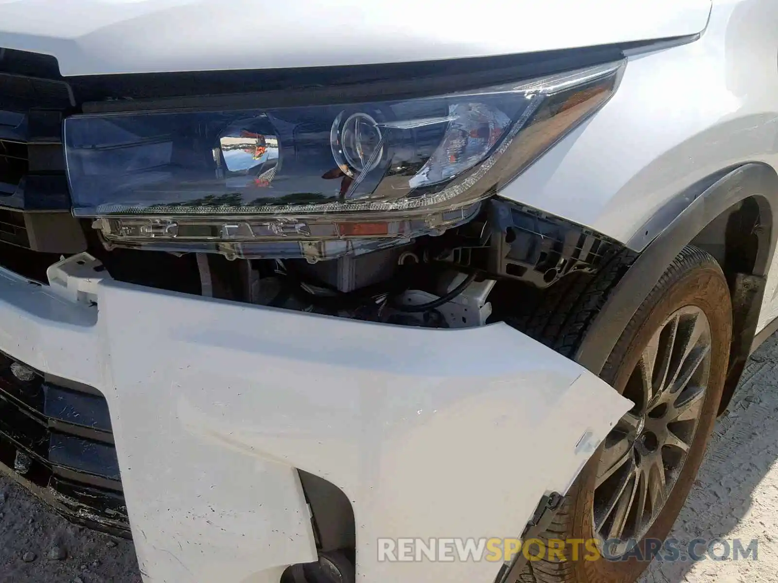 9 Photograph of a damaged car 5TDJZRFHXKS575041 TOYOTA HIGHLANDER 2019