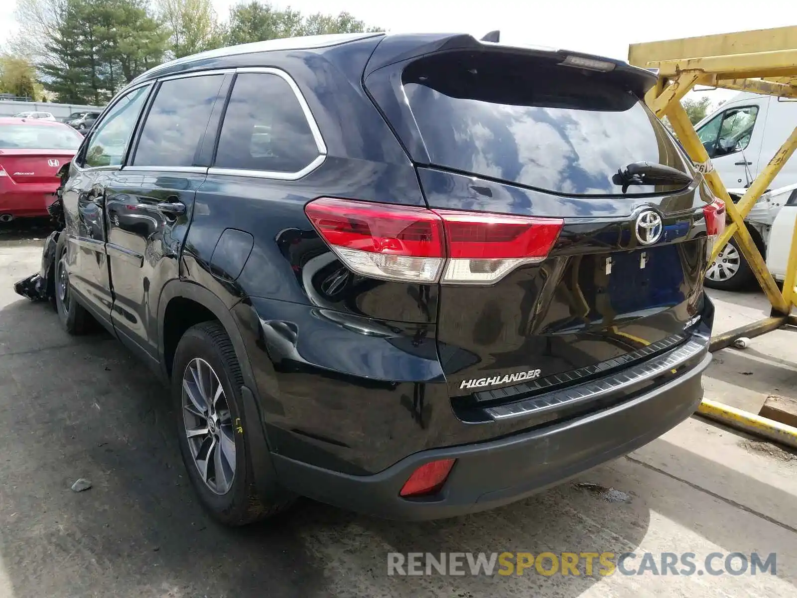 3 Photograph of a damaged car 5TDJZRFHXKS577694 TOYOTA HIGHLANDER 2019