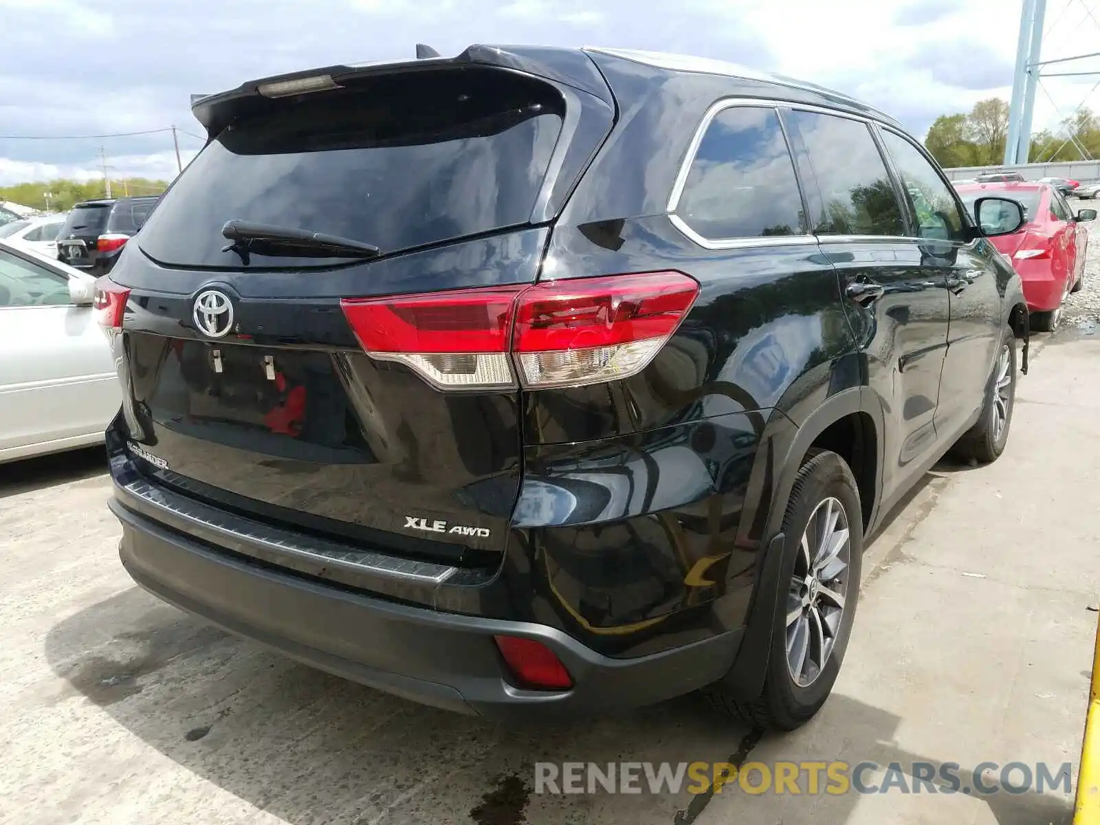 4 Photograph of a damaged car 5TDJZRFHXKS577694 TOYOTA HIGHLANDER 2019