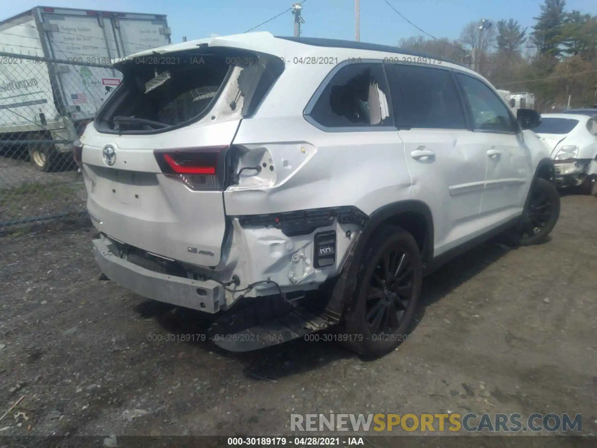 4 Photograph of a damaged car 5TDJZRFHXKS579221 TOYOTA HIGHLANDER 2019