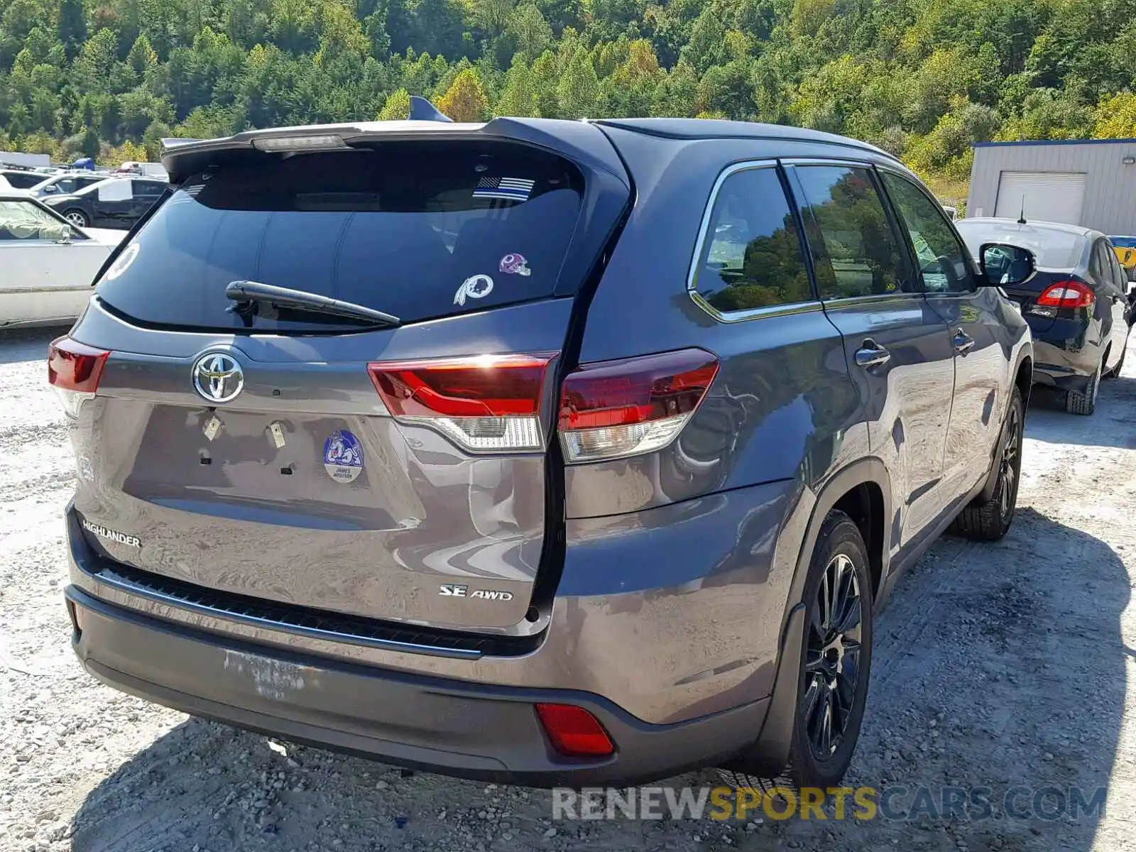 4 Photograph of a damaged car 5TDJZRFHXKS579669 TOYOTA HIGHLANDER 2019