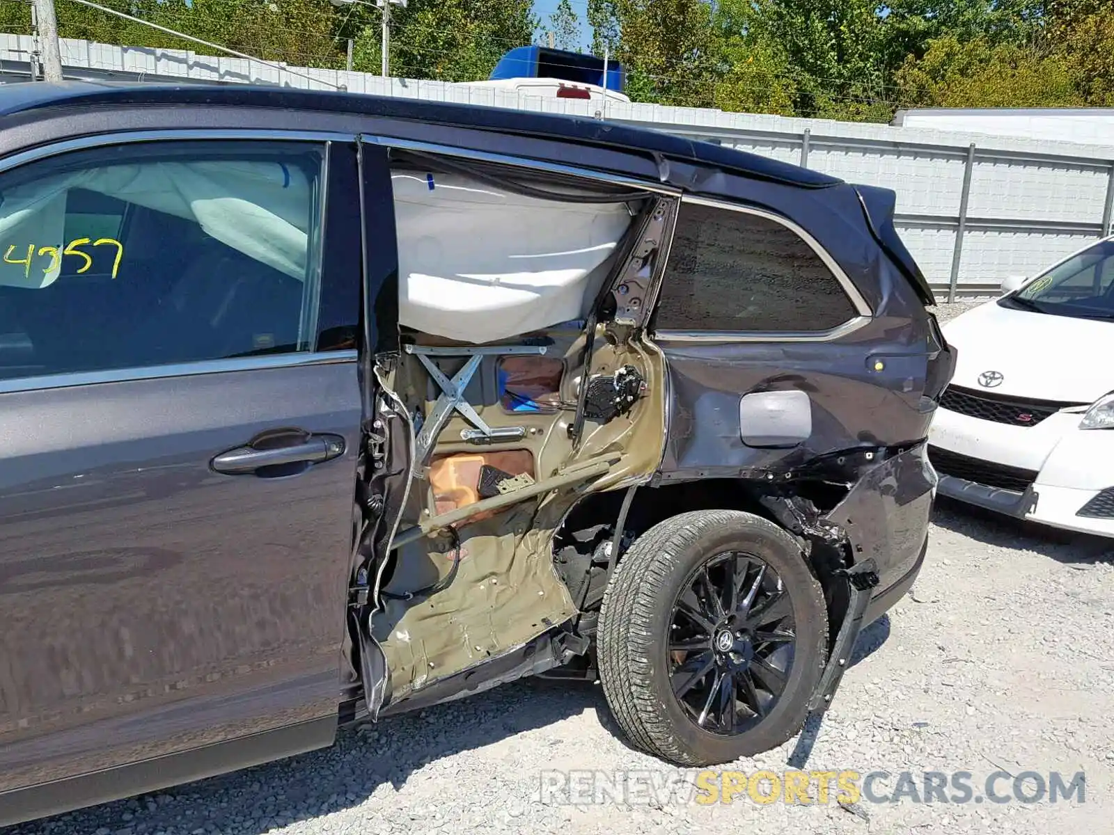 9 Photograph of a damaged car 5TDJZRFHXKS579669 TOYOTA HIGHLANDER 2019