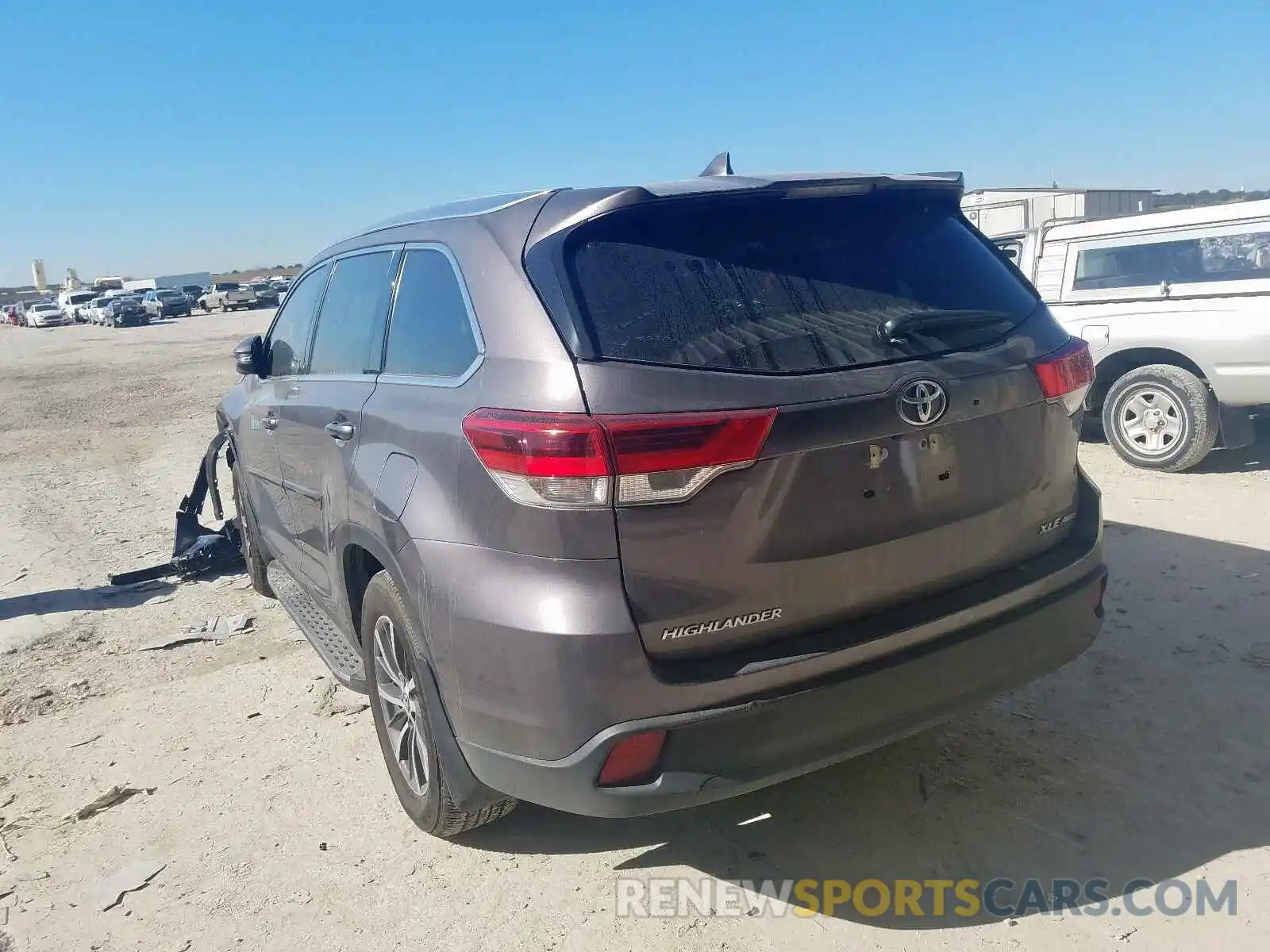 3 Photograph of a damaged car 5TDJZRFHXKS580496 TOYOTA HIGHLANDER 2019