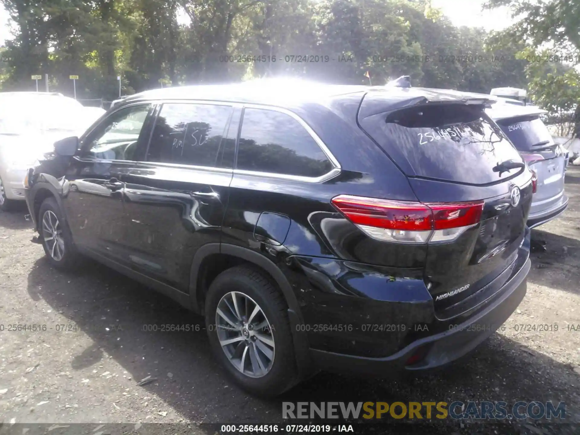 3 Photograph of a damaged car 5TDJZRFHXKS582619 TOYOTA HIGHLANDER 2019