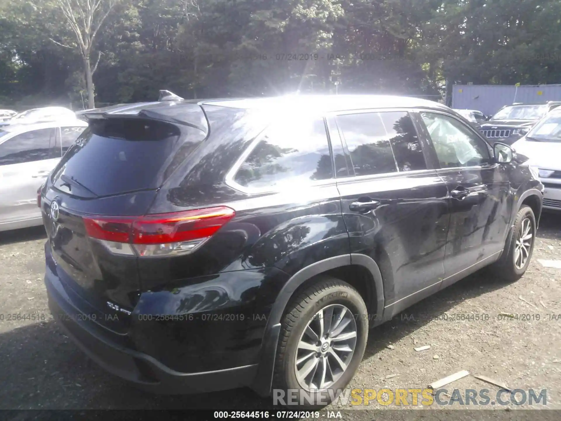 4 Photograph of a damaged car 5TDJZRFHXKS582619 TOYOTA HIGHLANDER 2019