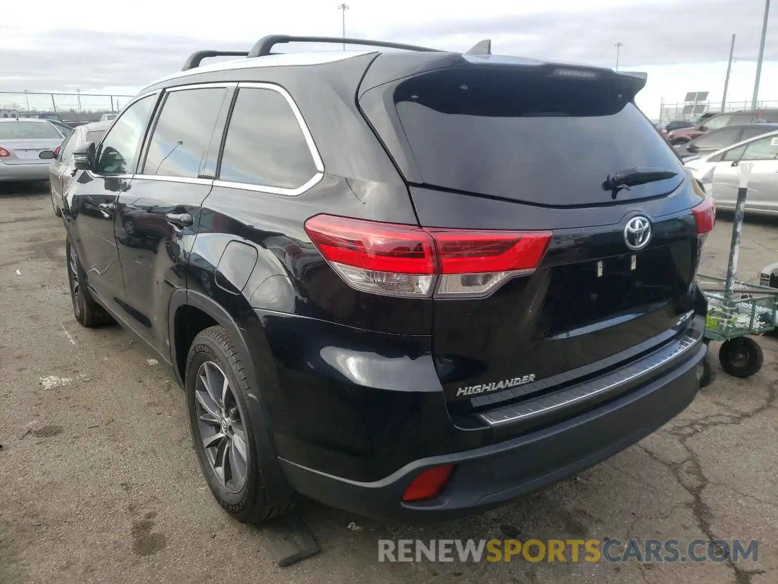 3 Photograph of a damaged car 5TDJZRFHXKS584984 TOYOTA HIGHLANDER 2019