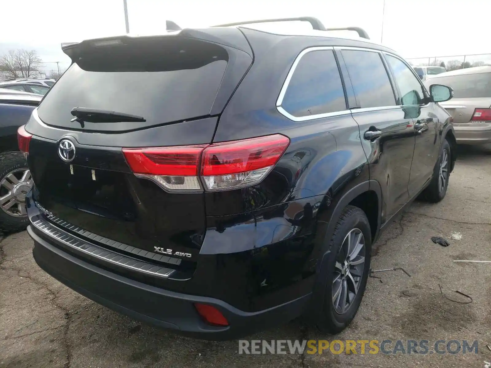 4 Photograph of a damaged car 5TDJZRFHXKS584984 TOYOTA HIGHLANDER 2019