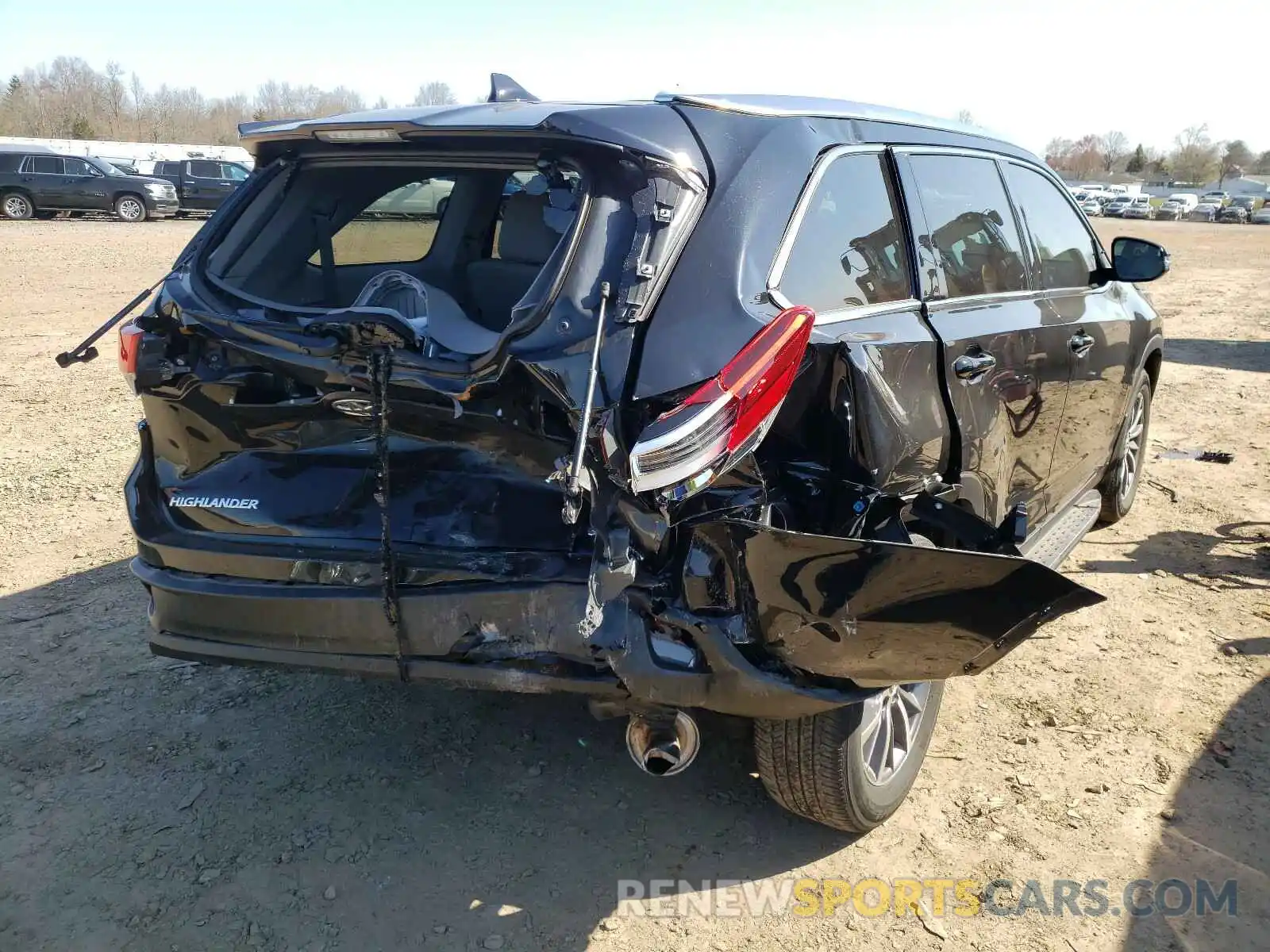 4 Photograph of a damaged car 5TDJZRFHXKS585813 TOYOTA HIGHLANDER 2019