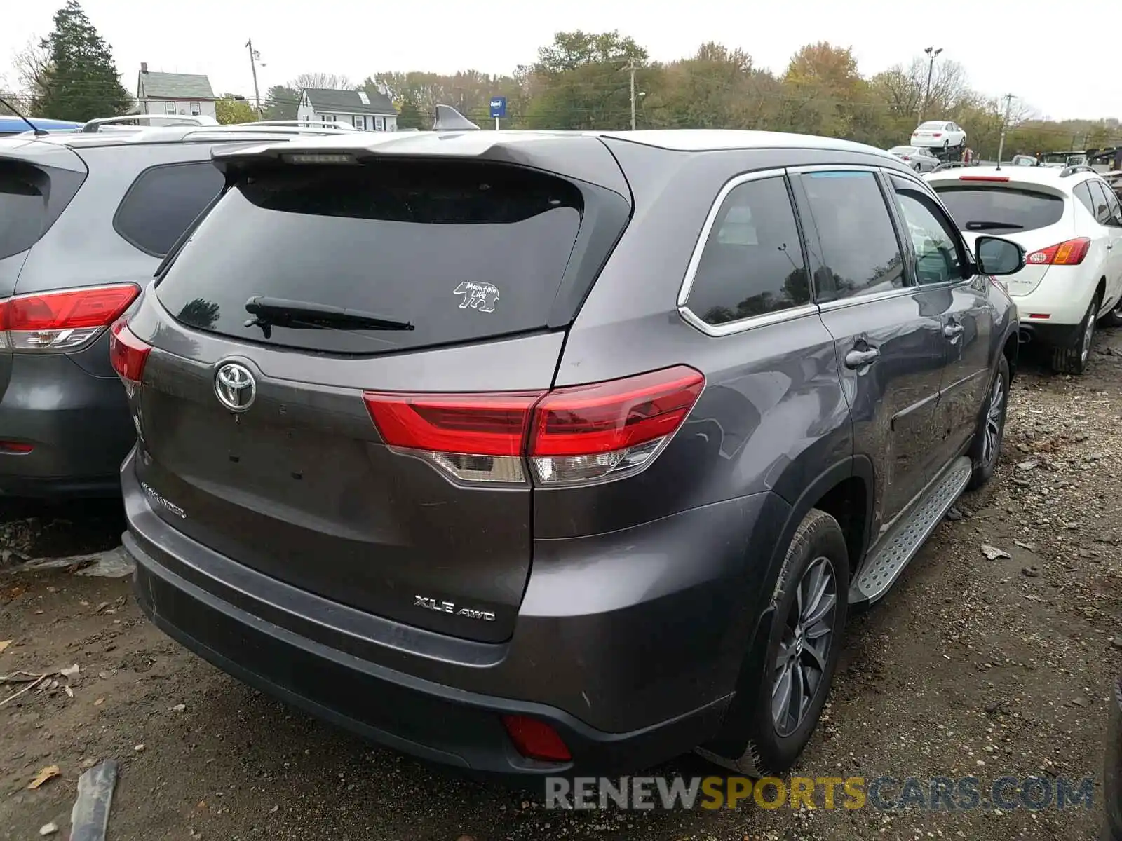 4 Photograph of a damaged car 5TDJZRFHXKS588002 TOYOTA HIGHLANDER 2019