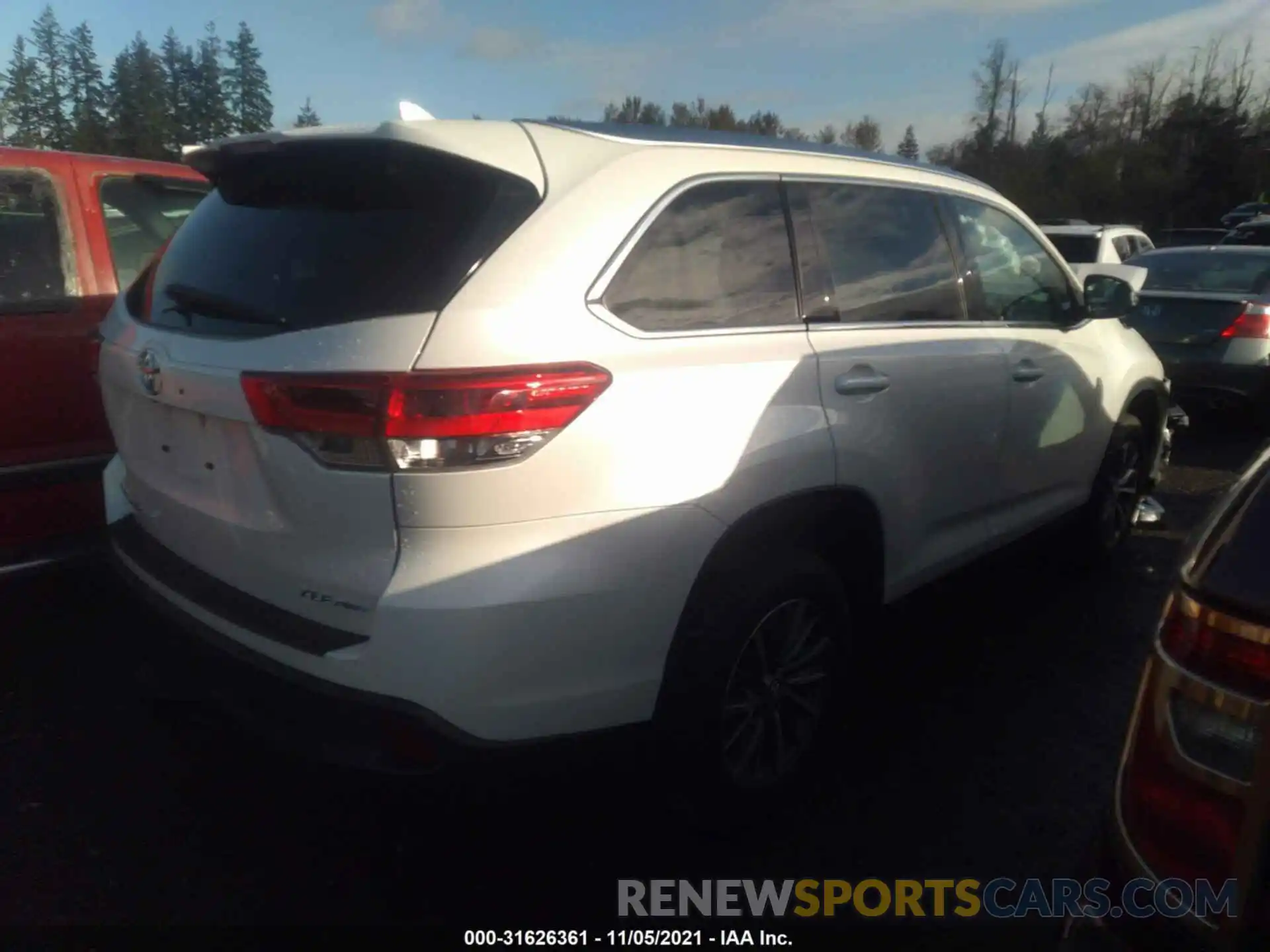 4 Photograph of a damaged car 5TDJZRFHXKS589893 TOYOTA HIGHLANDER 2019