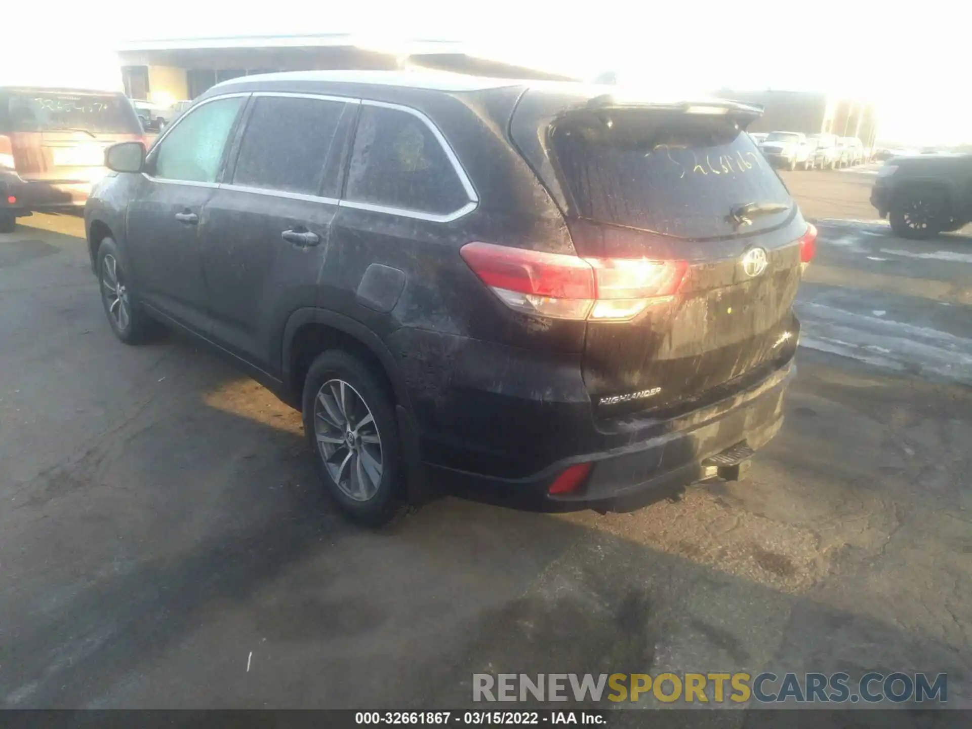 3 Photograph of a damaged car 5TDJZRFHXKS590736 TOYOTA HIGHLANDER 2019