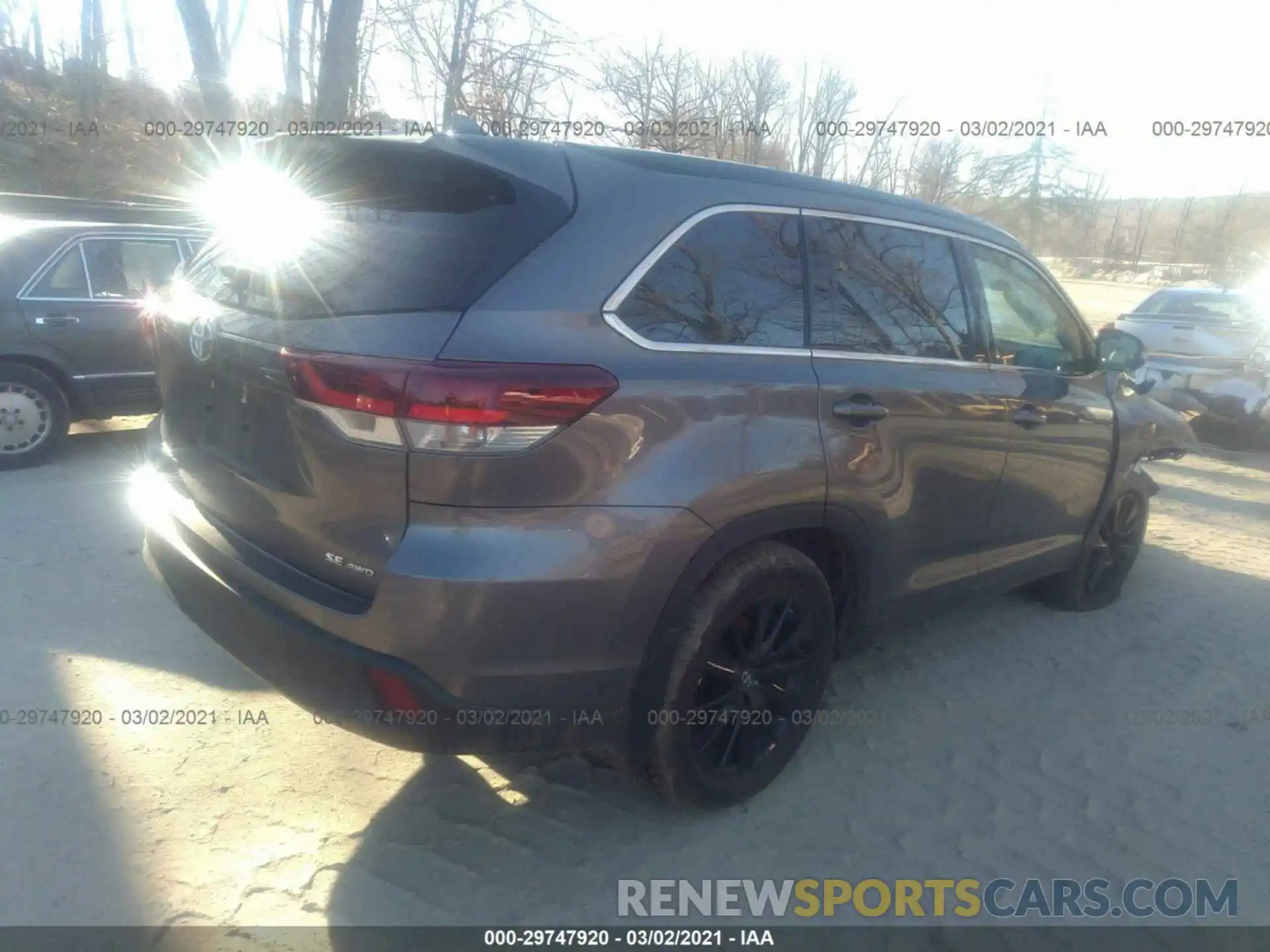 4 Photograph of a damaged car 5TDJZRFHXKS591045 TOYOTA HIGHLANDER 2019