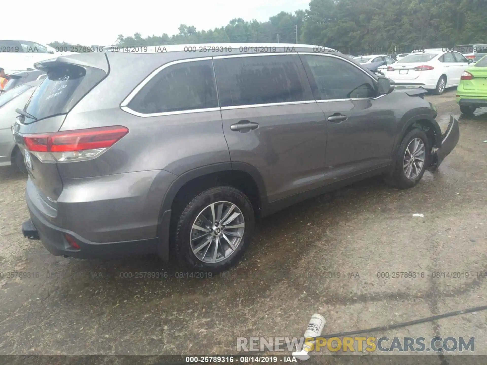 4 Photograph of a damaged car 5TDJZRFHXKS591210 TOYOTA HIGHLANDER 2019