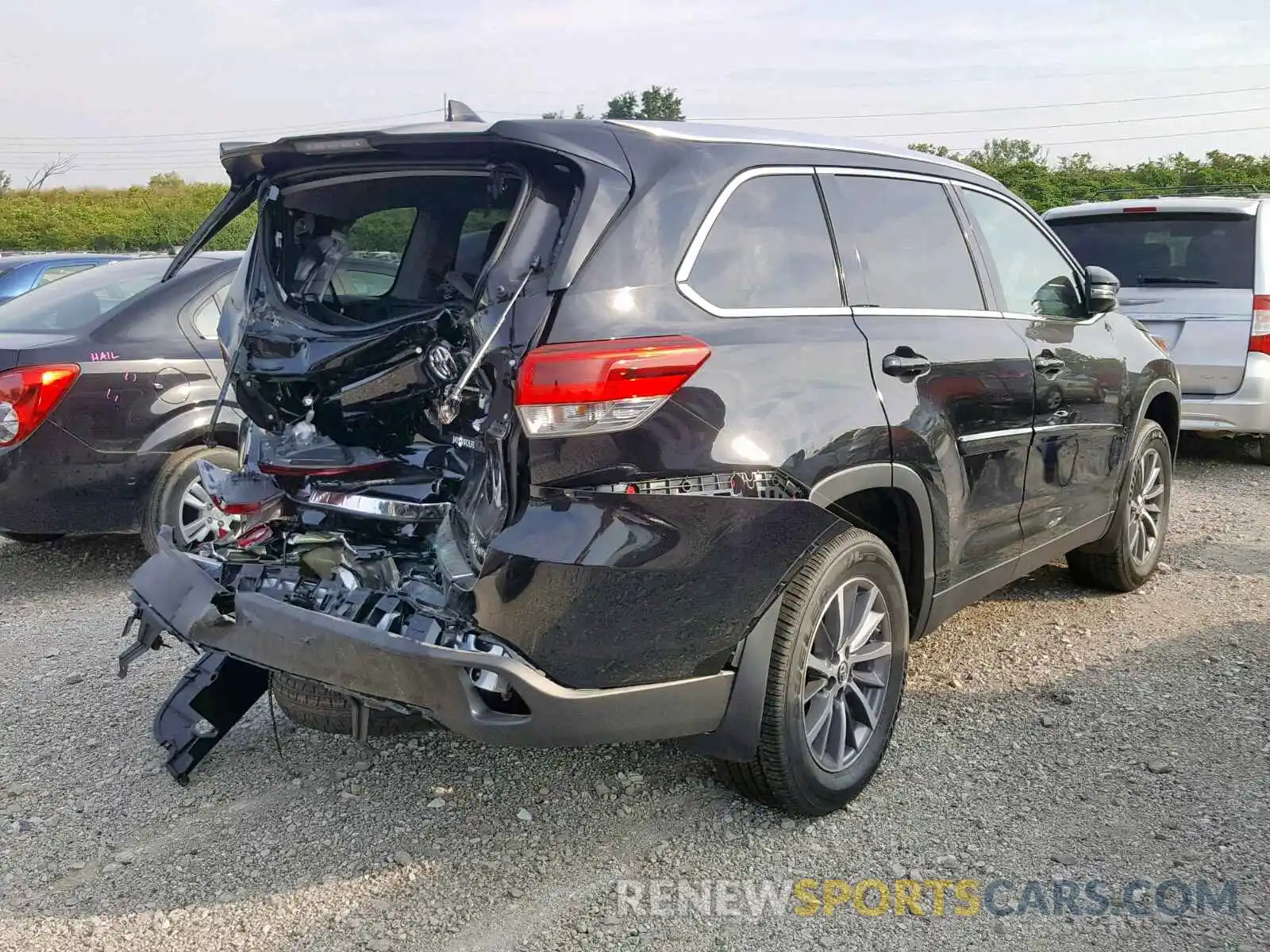 4 Photograph of a damaged car 5TDJZRFHXKS592406 TOYOTA HIGHLANDER 2019