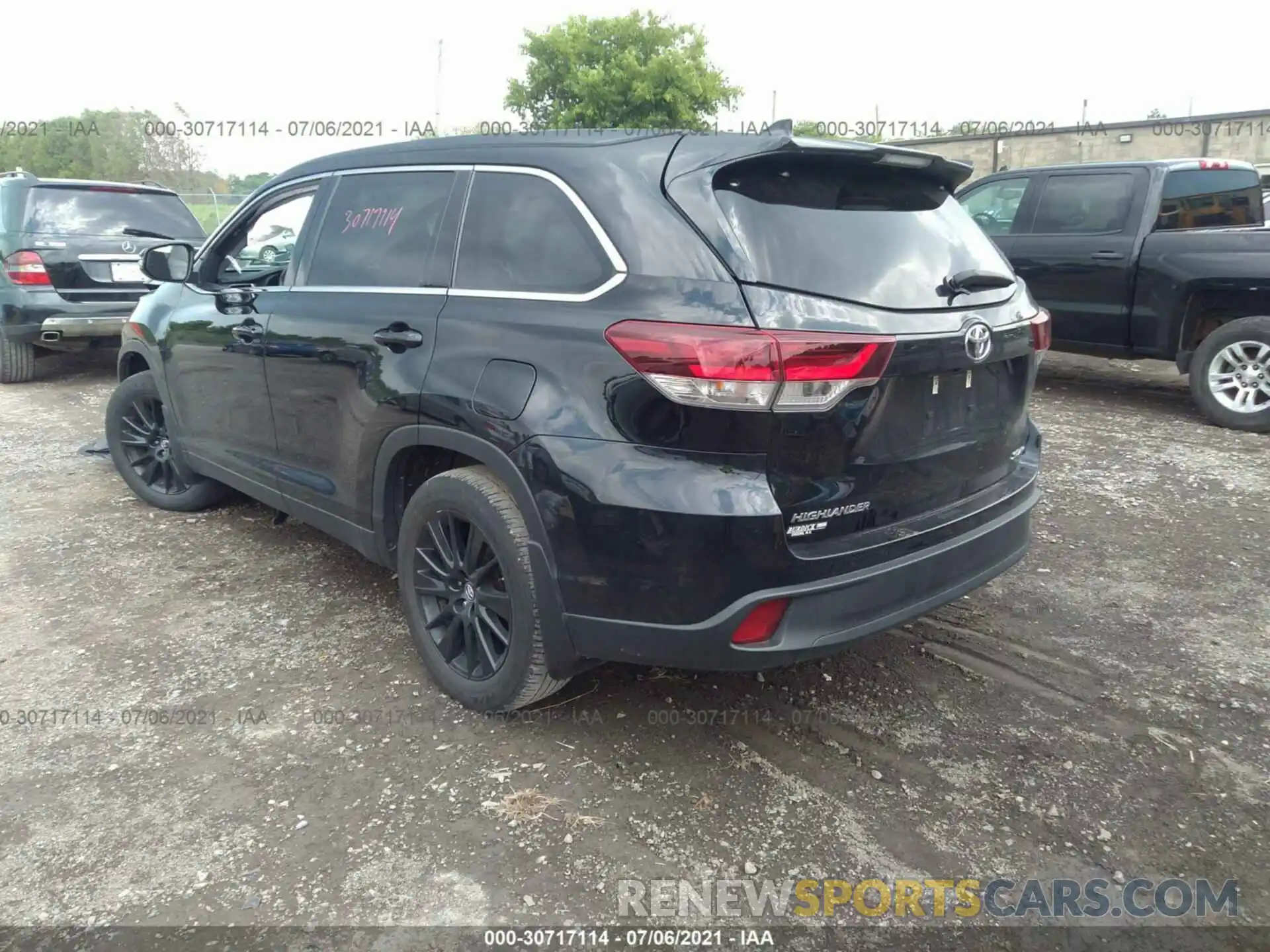 3 Photograph of a damaged car 5TDJZRFHXKS592552 TOYOTA HIGHLANDER 2019