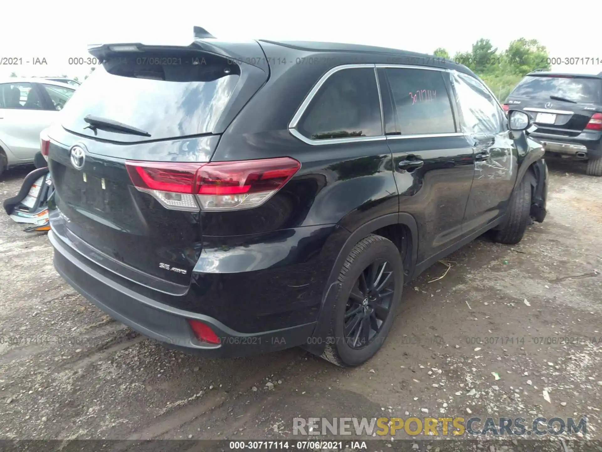 4 Photograph of a damaged car 5TDJZRFHXKS592552 TOYOTA HIGHLANDER 2019