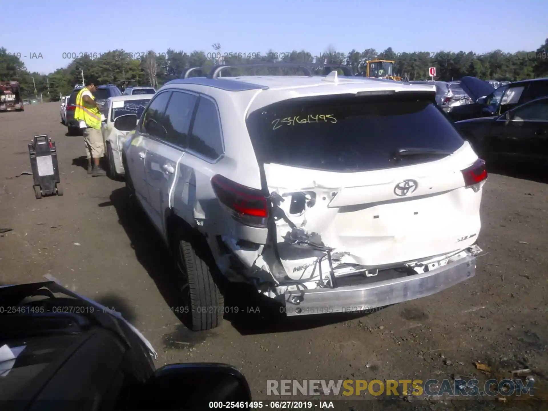 3 Photograph of a damaged car 5TDJZRFHXKS594396 TOYOTA HIGHLANDER 2019