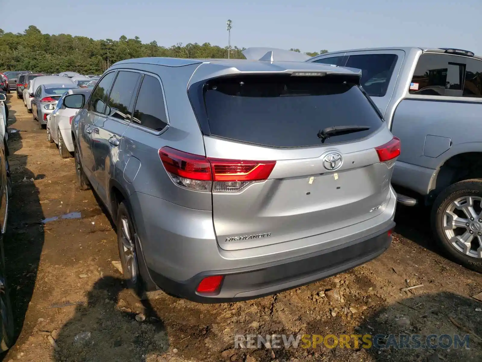 3 Photograph of a damaged car 5TDJZRFHXKS595015 TOYOTA HIGHLANDER 2019