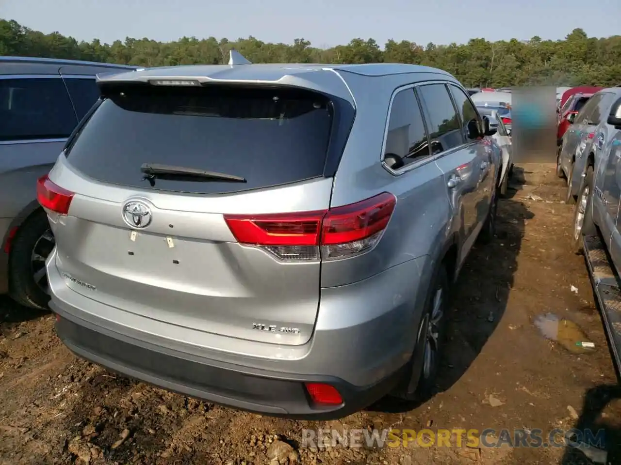 4 Photograph of a damaged car 5TDJZRFHXKS595015 TOYOTA HIGHLANDER 2019