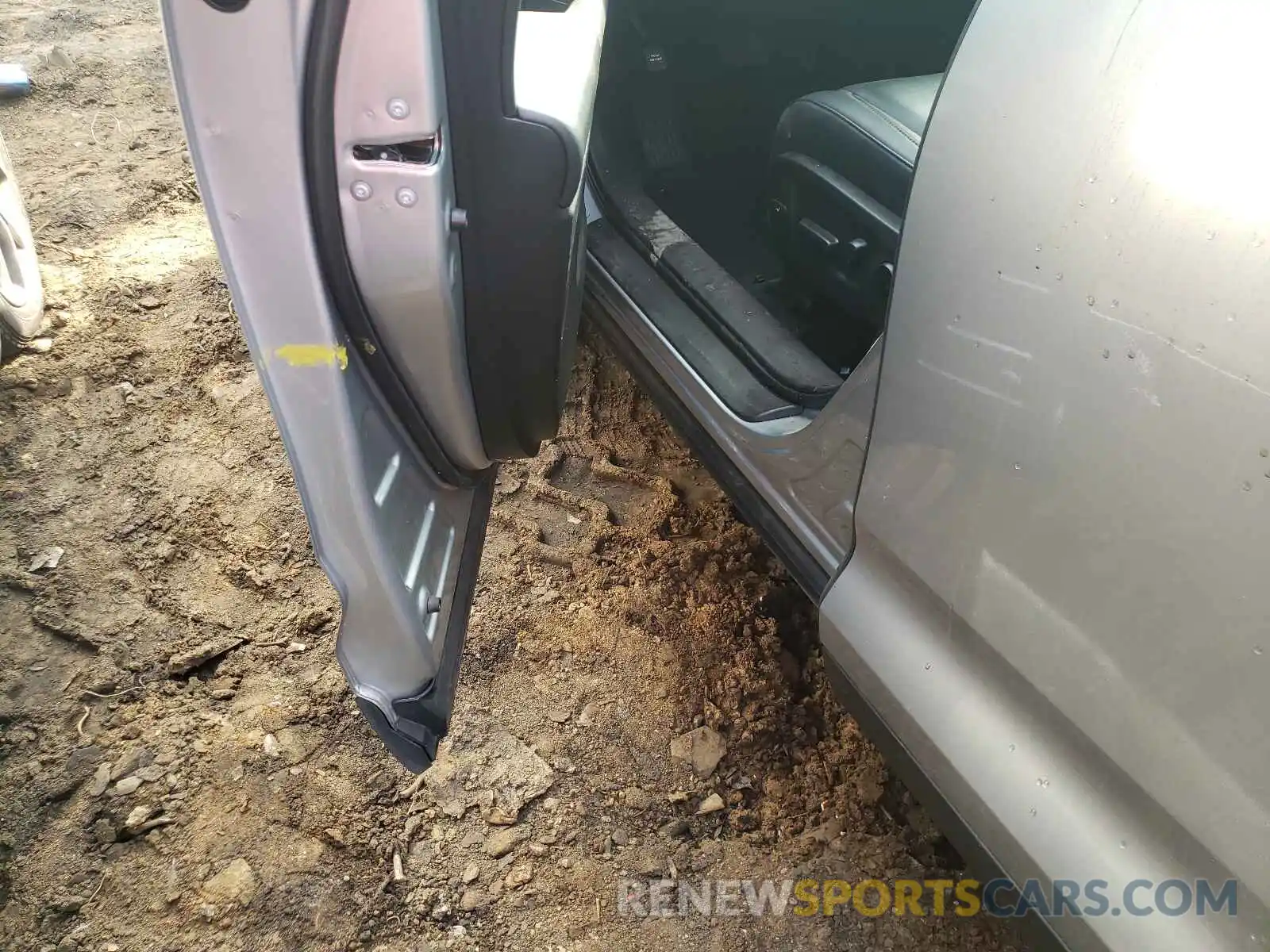 9 Photograph of a damaged car 5TDJZRFHXKS595015 TOYOTA HIGHLANDER 2019