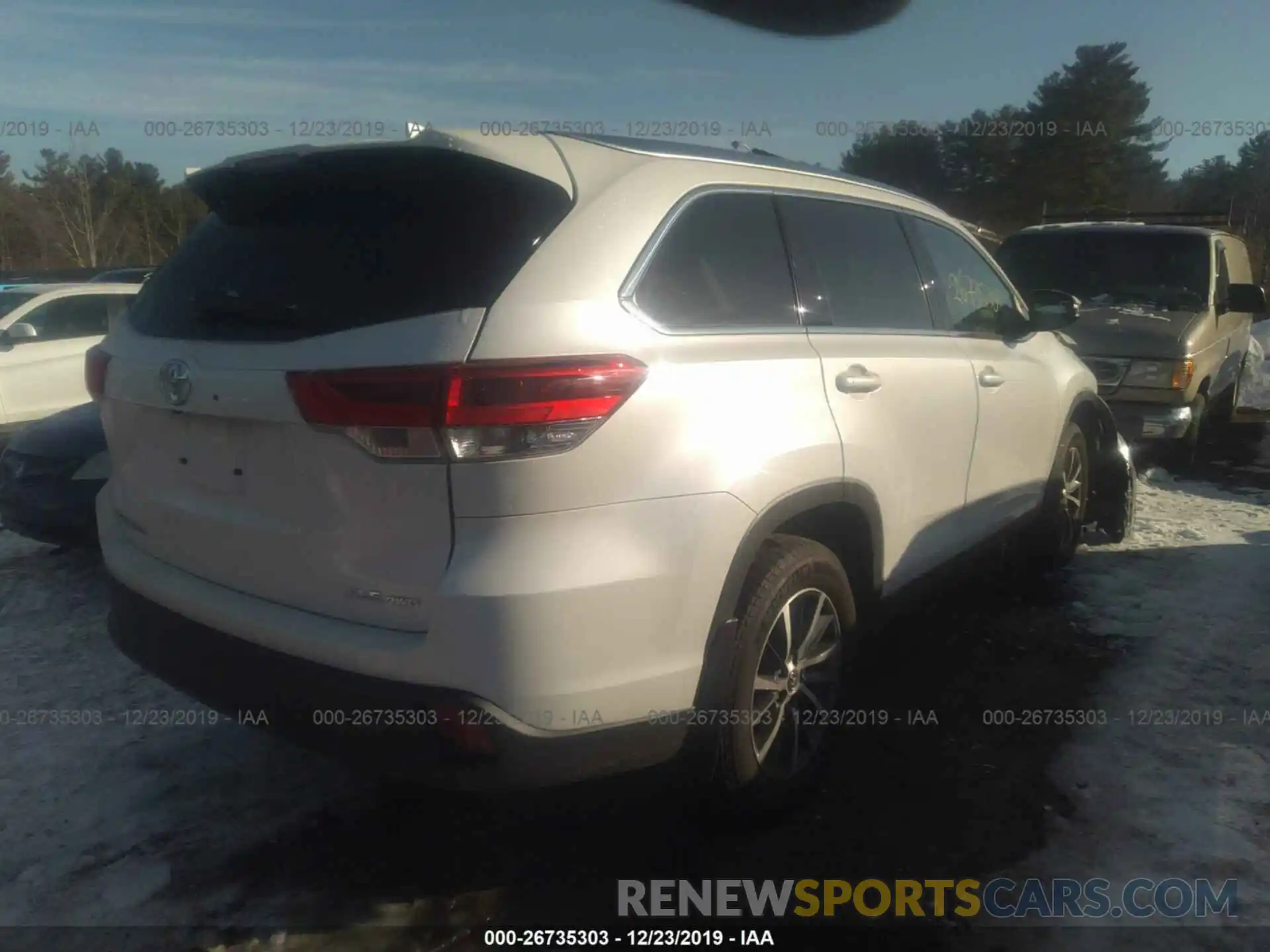 4 Photograph of a damaged car 5TDJZRFHXKS595600 TOYOTA HIGHLANDER 2019